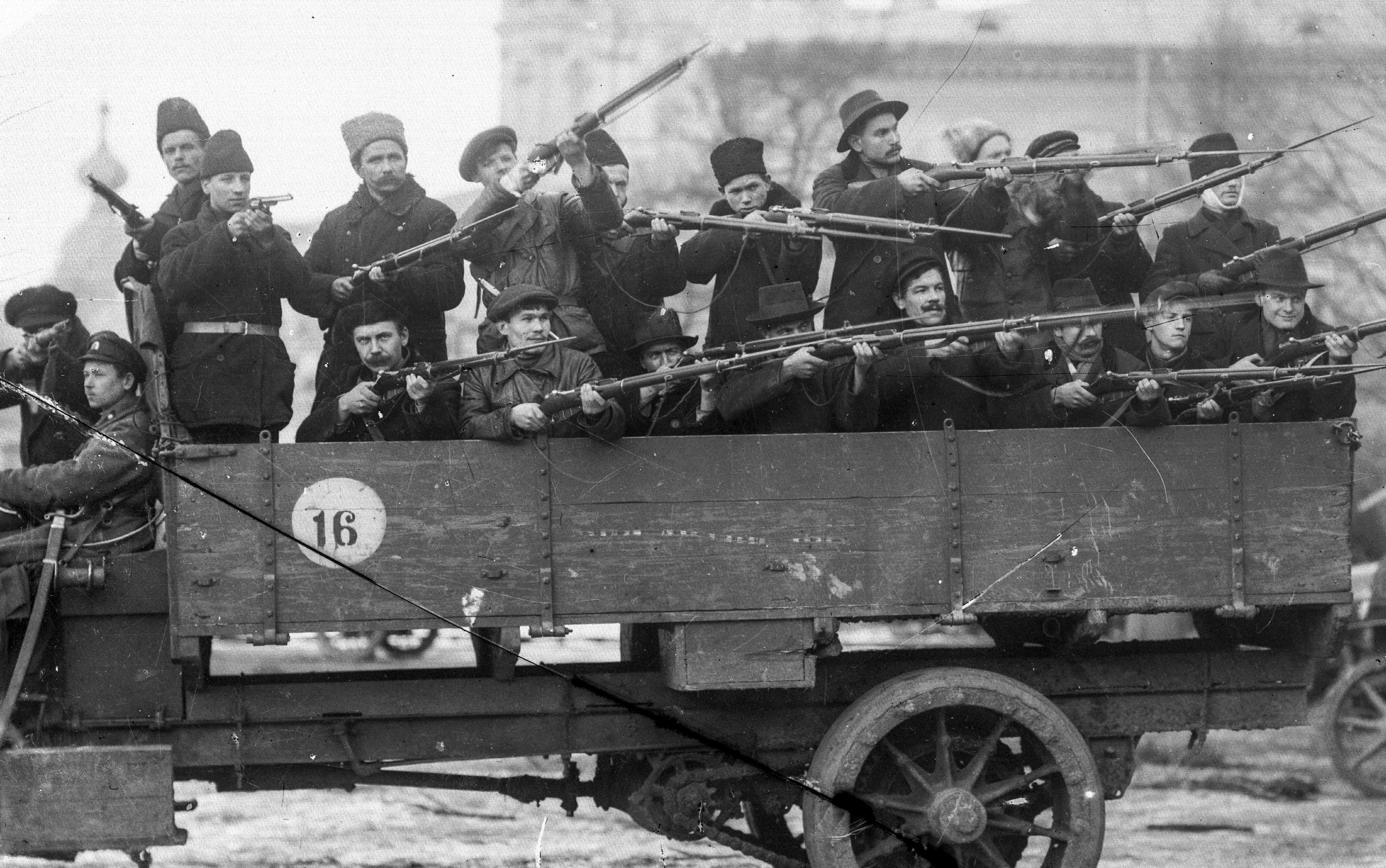 Century-old photos capture drama of 1917 Russian Revolution | AP News