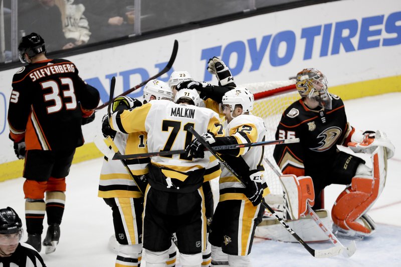 hat trick sends Penguins past Ducks 