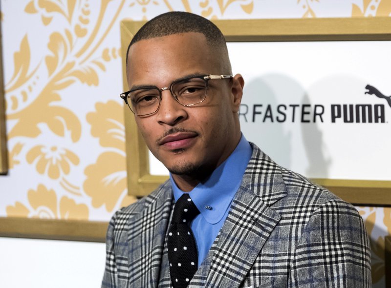 Policía: Rapero T.I. arrestado afuera de su barrio cercado