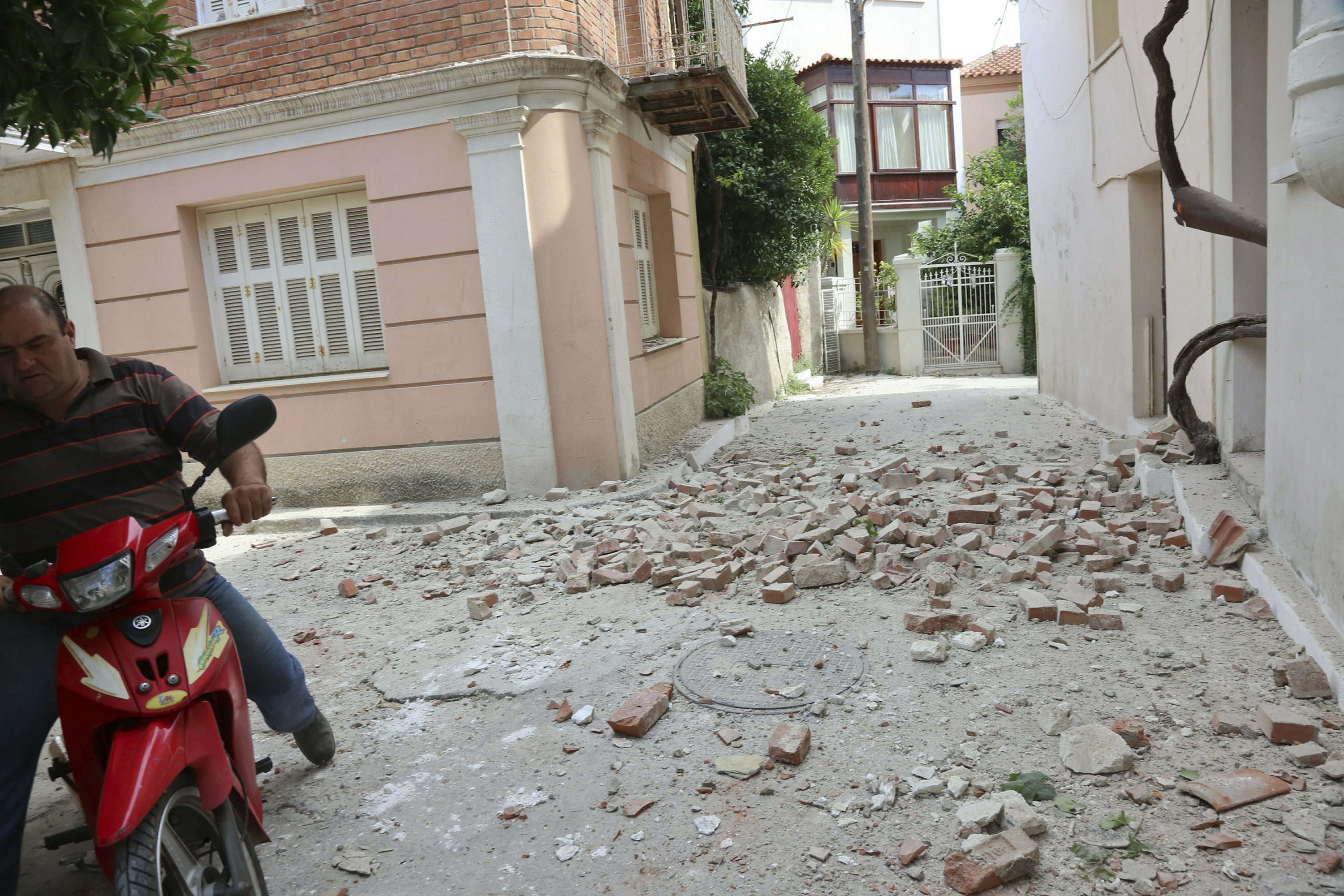 6.2-magnitude earthquake shakes Turkey, Greece; 10 injured