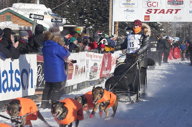 4-time champ takes Iditarod lead in Alaska's sled dog race