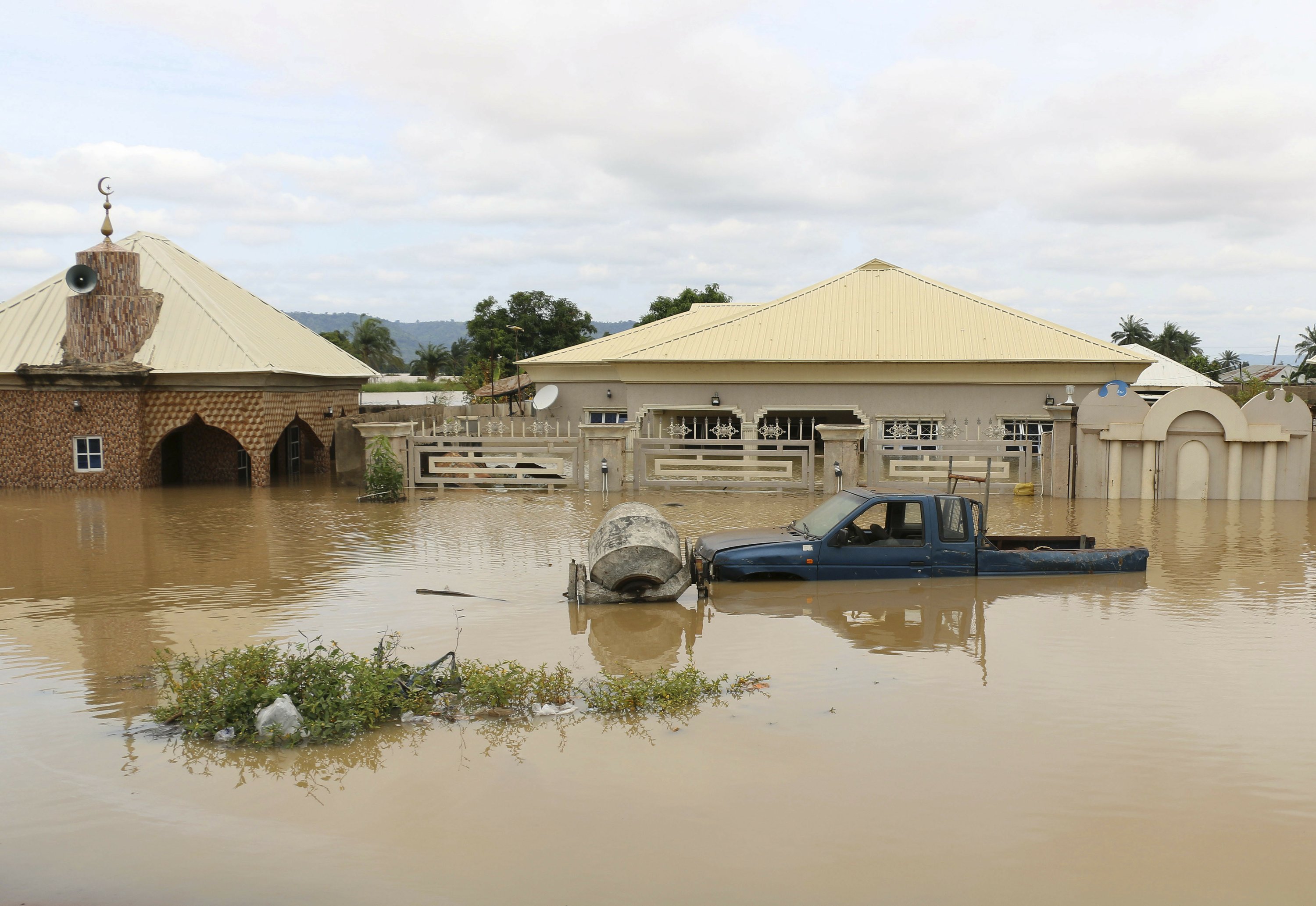 100 die in Nigeria flooding as toll expected to rise | AP News