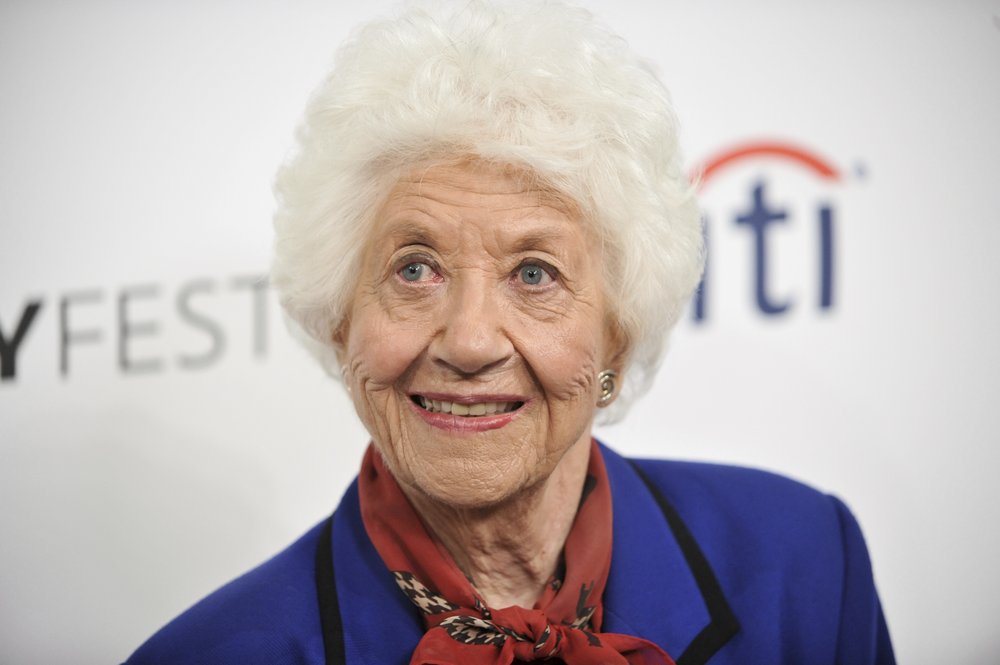 En esta foto del 15 de septiembre del 2014, la actriz Charlotte Rae llega a una reunión del elenco y equipo de "The Facts of Life" ("Los hechos de la vida") en Beverly Hills, California. Un vocero de Rae, quien interpretó a la sabia y paciente encargada de un grupo de chicas adolescentes en la longeva serie de comedia, dijo que la actriz falleció el domingo 5 de agosto del 2018 en su casa en Los Angeles. Tenía 92 años. (Foto por Richard Shotwell/Invision/AP, Archivo)