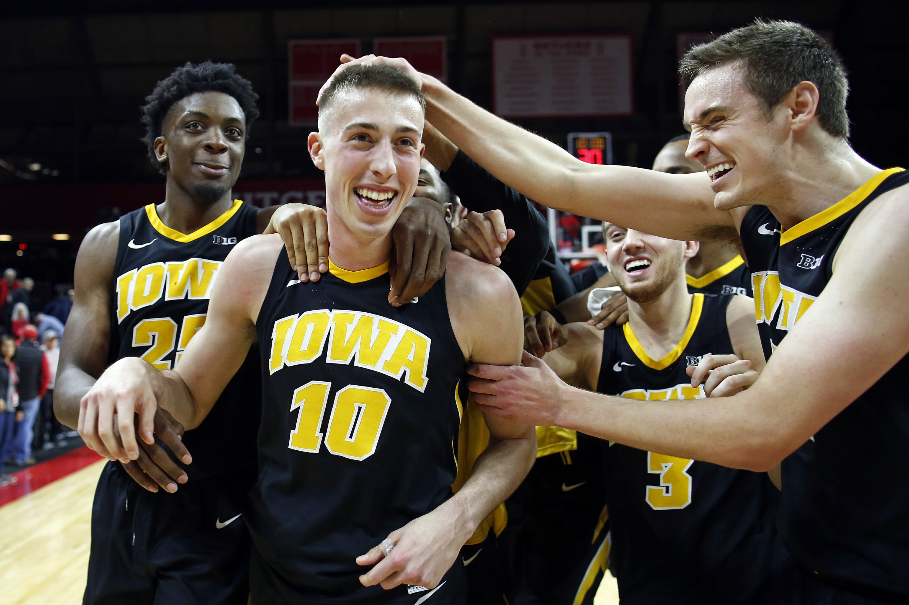 Wieskamp Hits Last Second 3 Pointer Helps No 21 Iowa Win Ap News