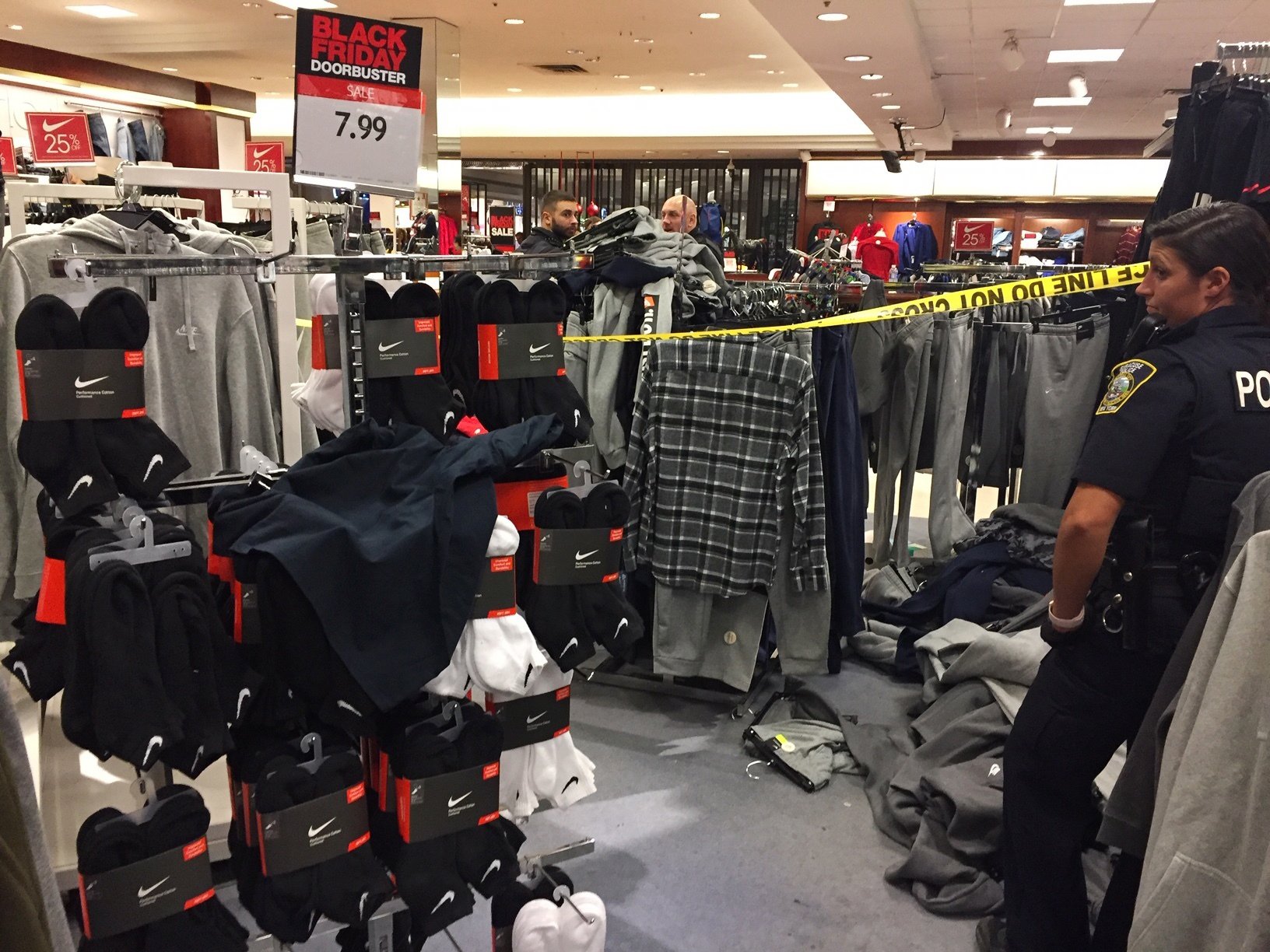 Man Shot At New Jersey Mall On Black Friday Shoppers Flee