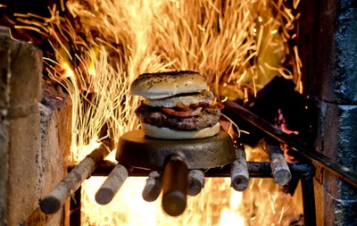Parrilla gaucha: Cocina argentina brilla con madera y fuego | AP News