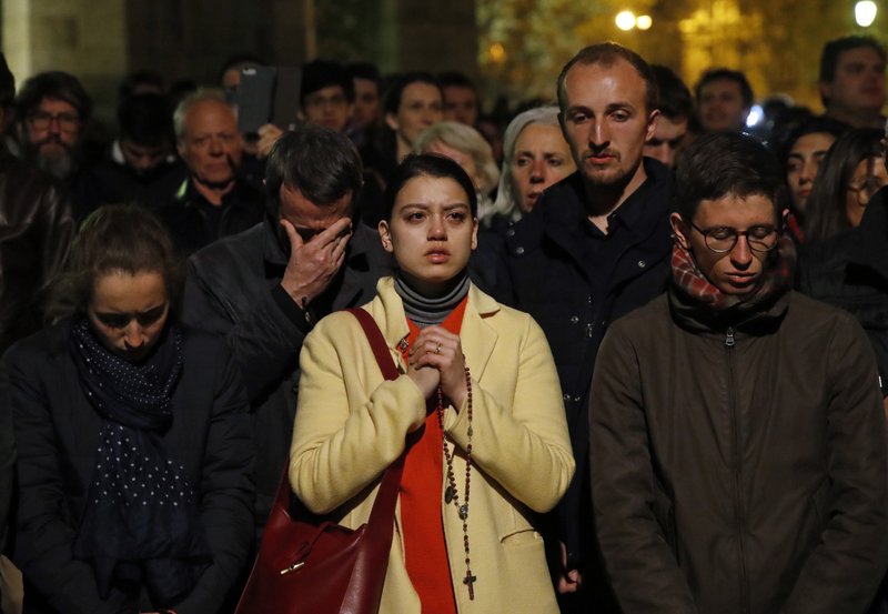 Rezultat iskanja slik za notre dame fire people