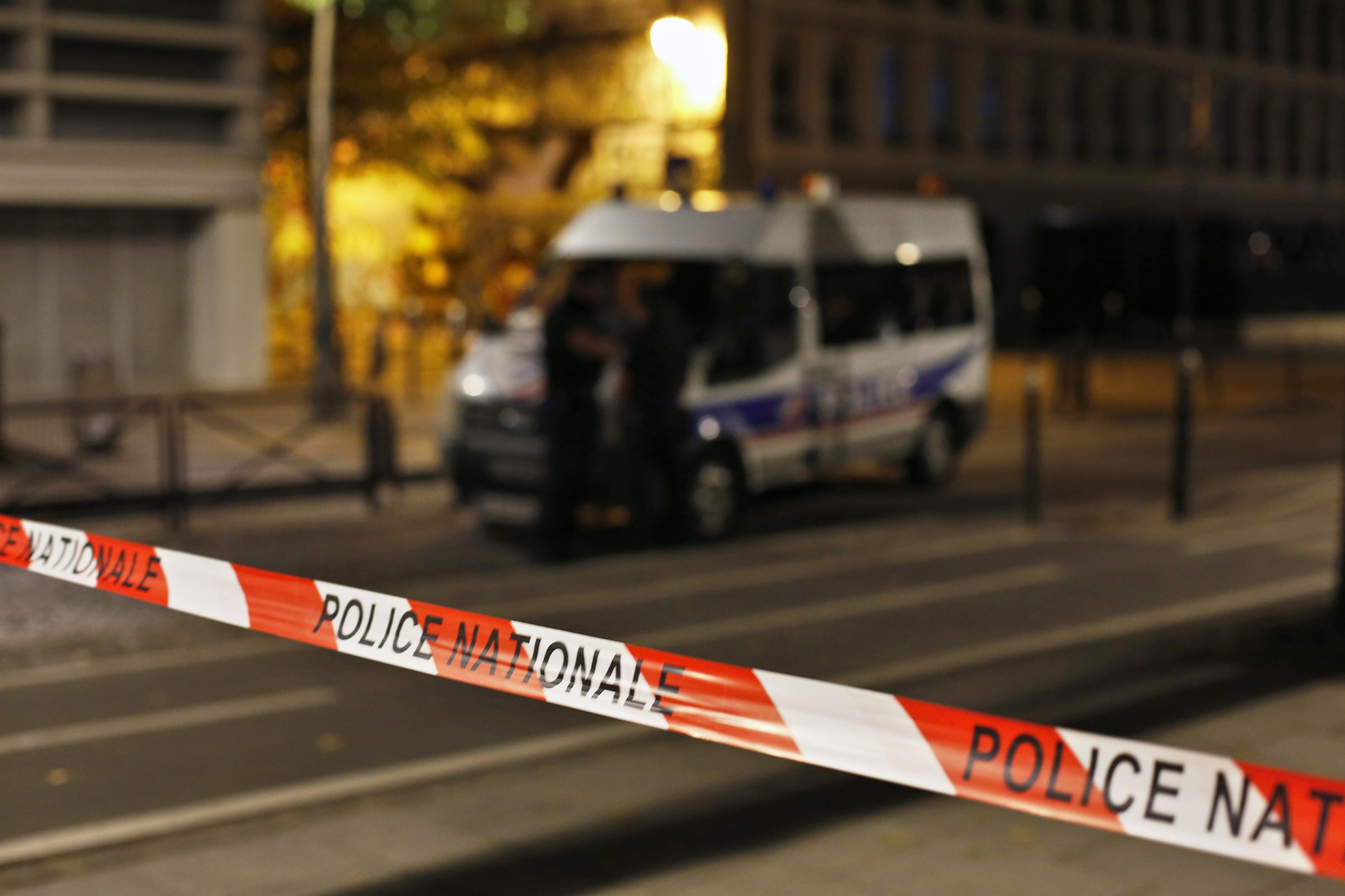 7 injured in Paris knife attack; terrorism not suspected