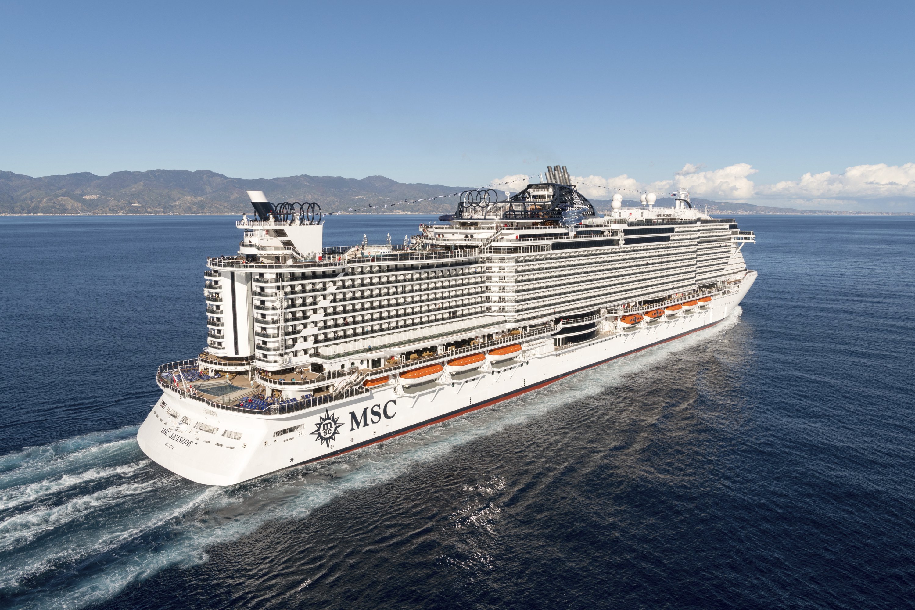 Лайнер msc. MSC Seaside круизный лайнер. Круизный корабль MSC. Океанский лайнер MSC. Теплоход MSC.