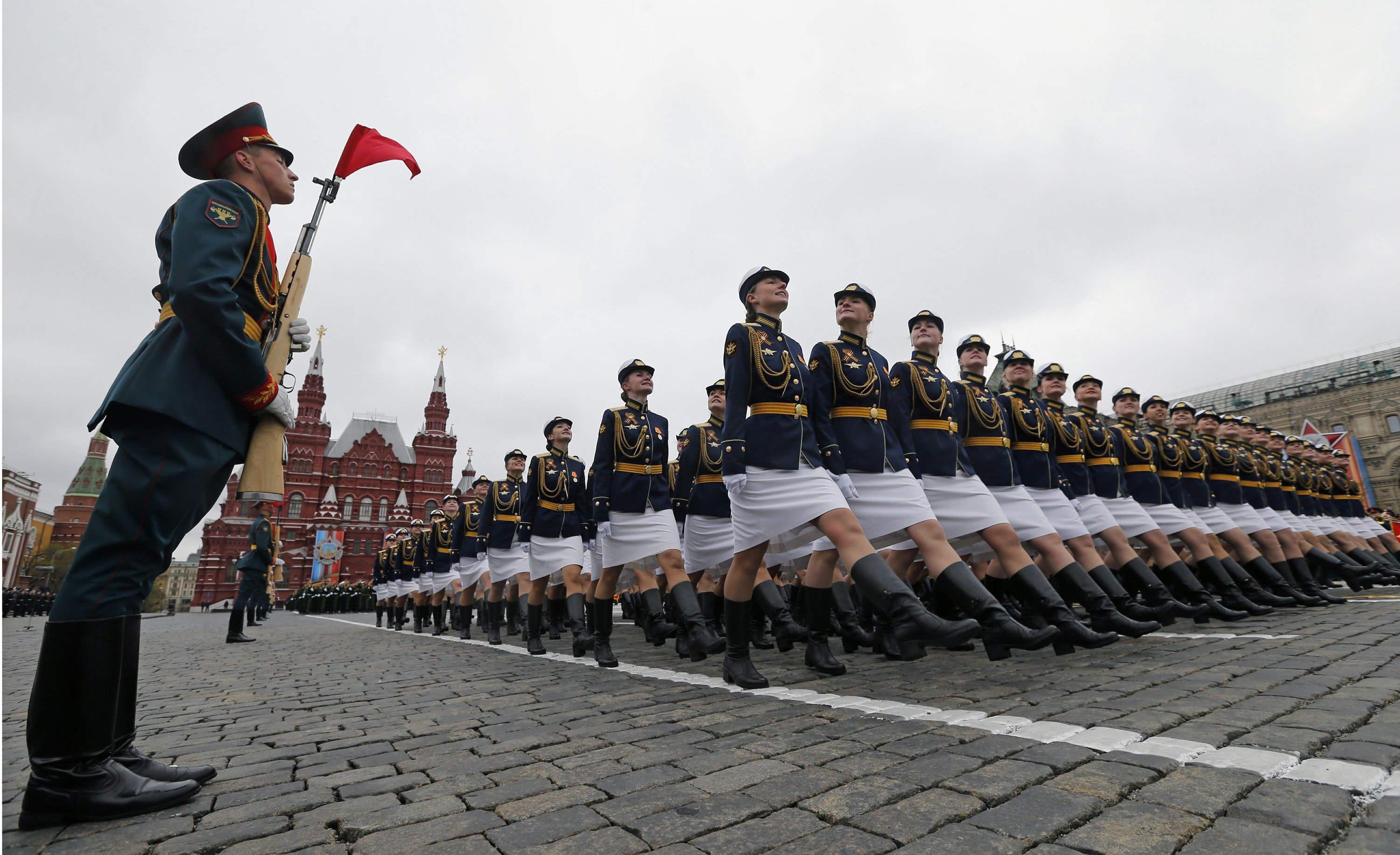 Солдаты на красной площади. Солдаты на параде 9 мая. Парад России. Солдаты маршируют на красной площади. Линейный солдат на параде.