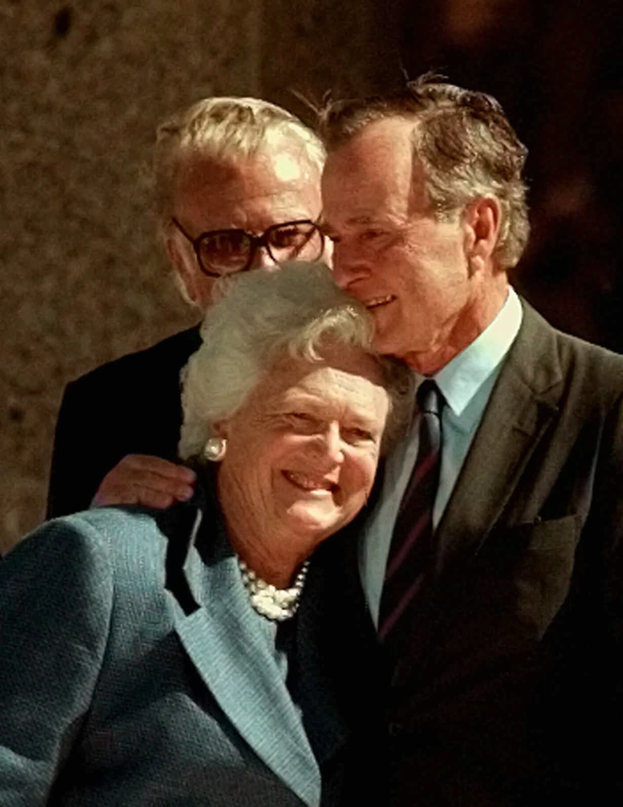 Жена джорджа буша старшего. Джордж и Барбара Буш. Джордж Буш старший с женой. Джордж Буш старший и Барбара Буш. Буш старший с Барбарой в молодости.