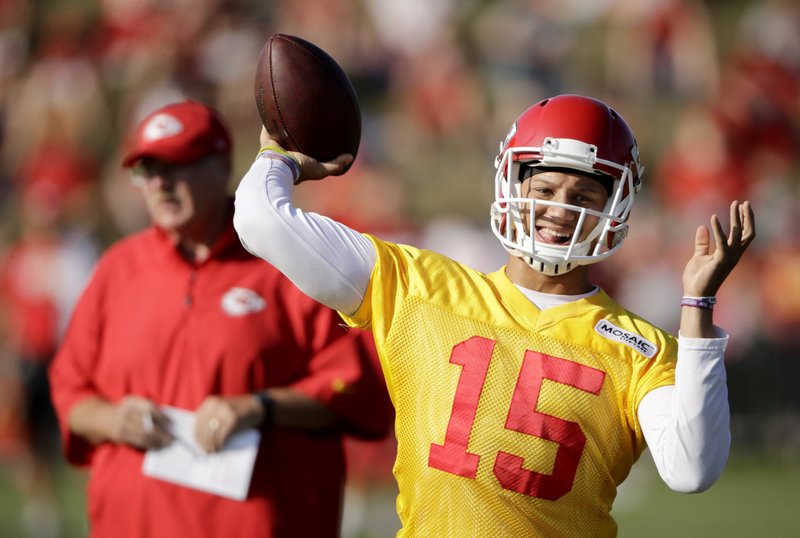 mahomes yellow jersey