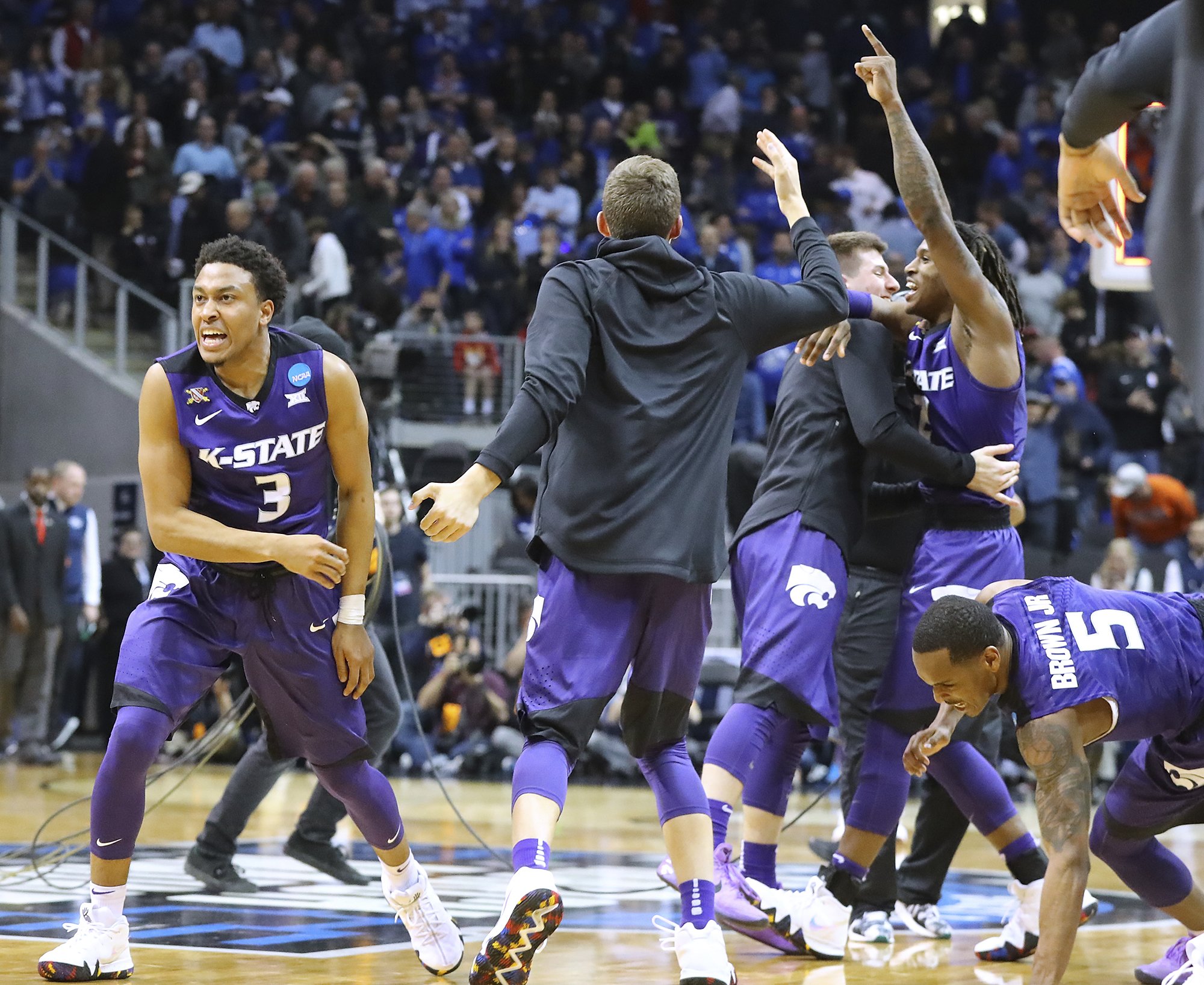 NCAA Latest Underdogs again rule in first half of Sweet 16 AP News