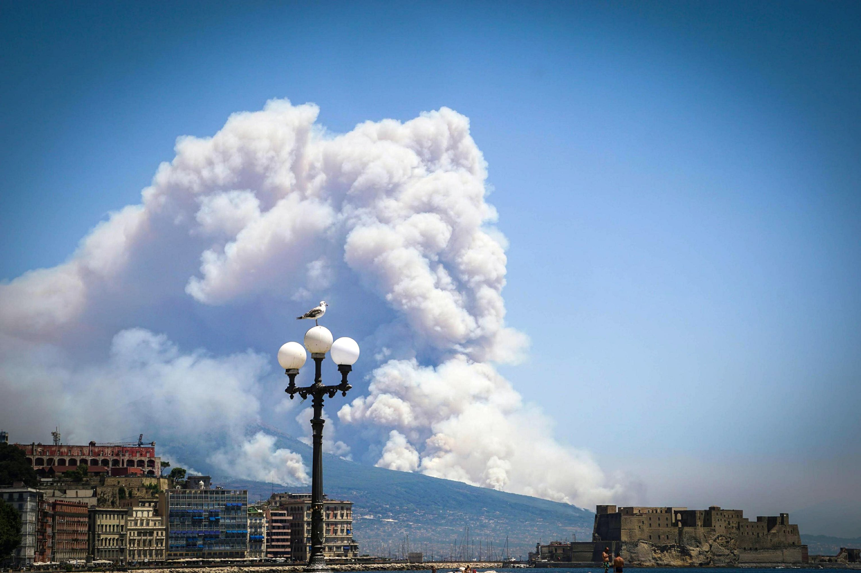 Wildfires rage in southern Italy, Vesuvius slopes