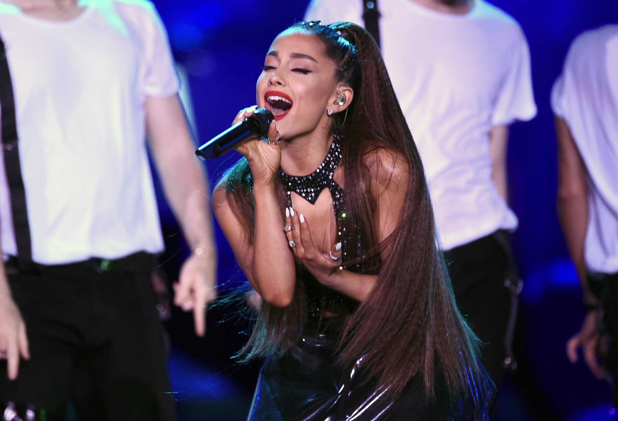 ariana grande announces sweetner