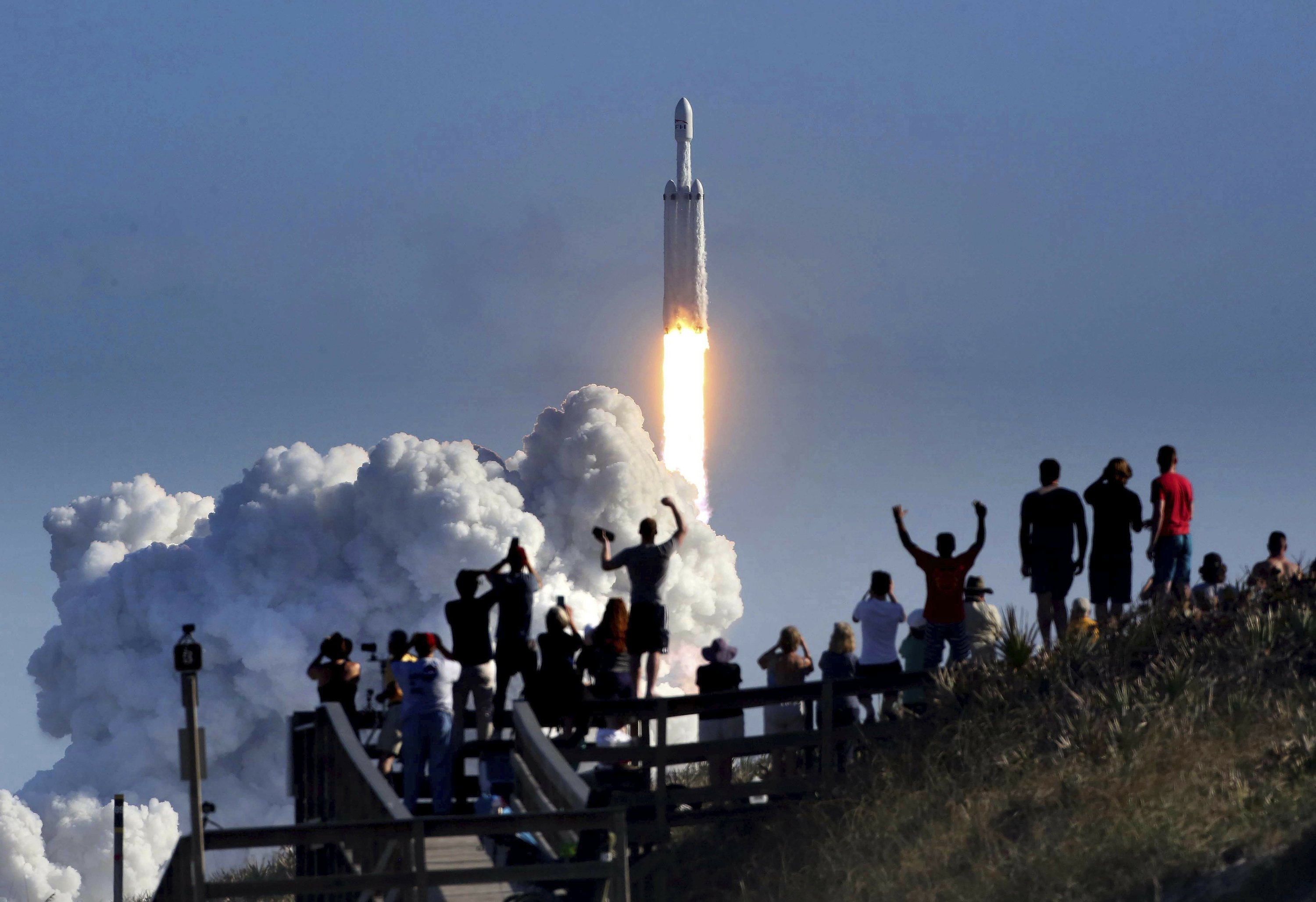 Ракета со. Старт ракеты Falcon Heavy. Старт ракеты Илона маска. Falcon Heavy 2018. Ракета Элона маска Falcon.