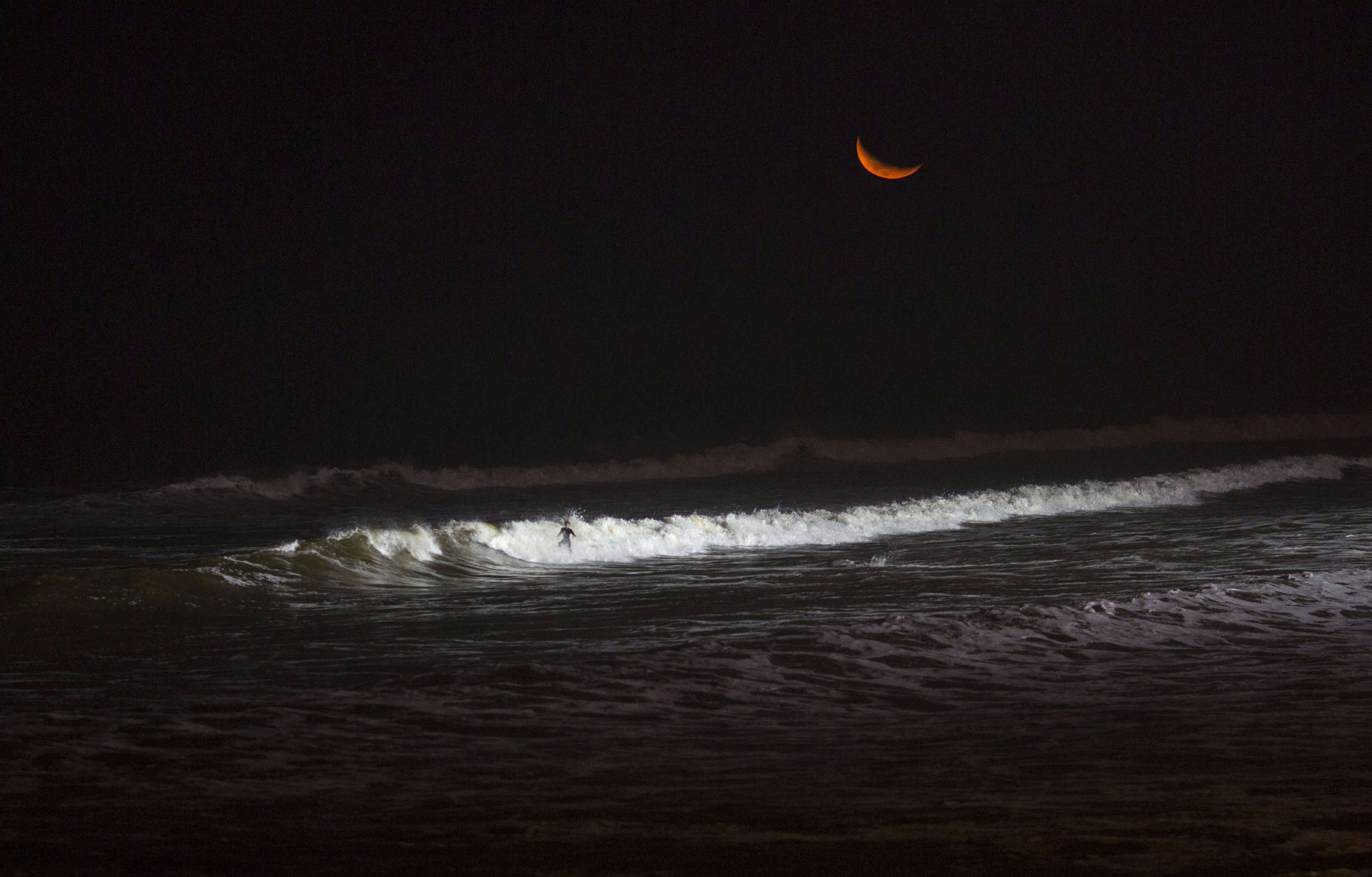 Ночь у берега 81гл. Ночь в море. Пляж ночью. Океан ночью. Ночное море волны.