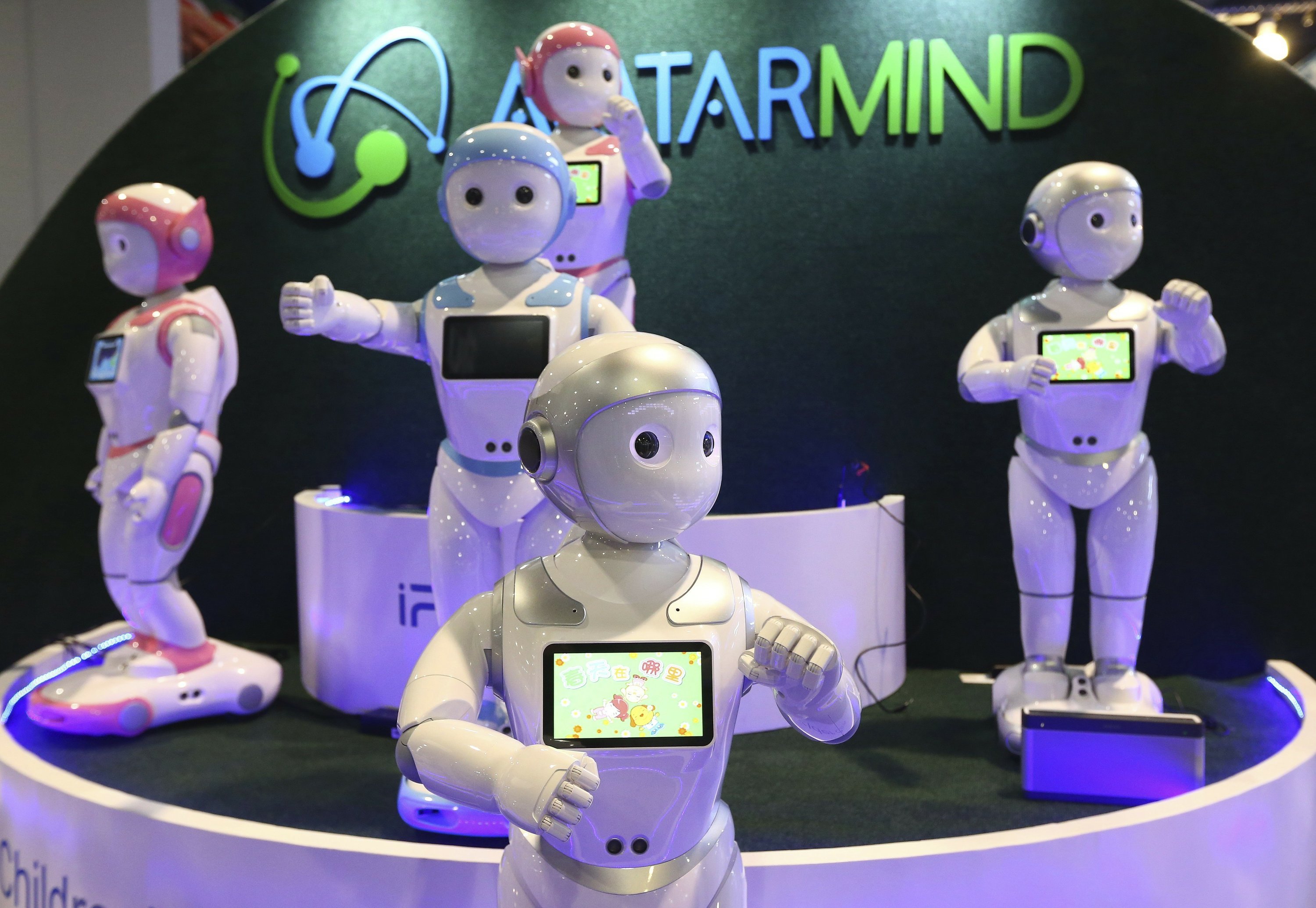 Robots walk, talk, pour beer and take over CES tech show