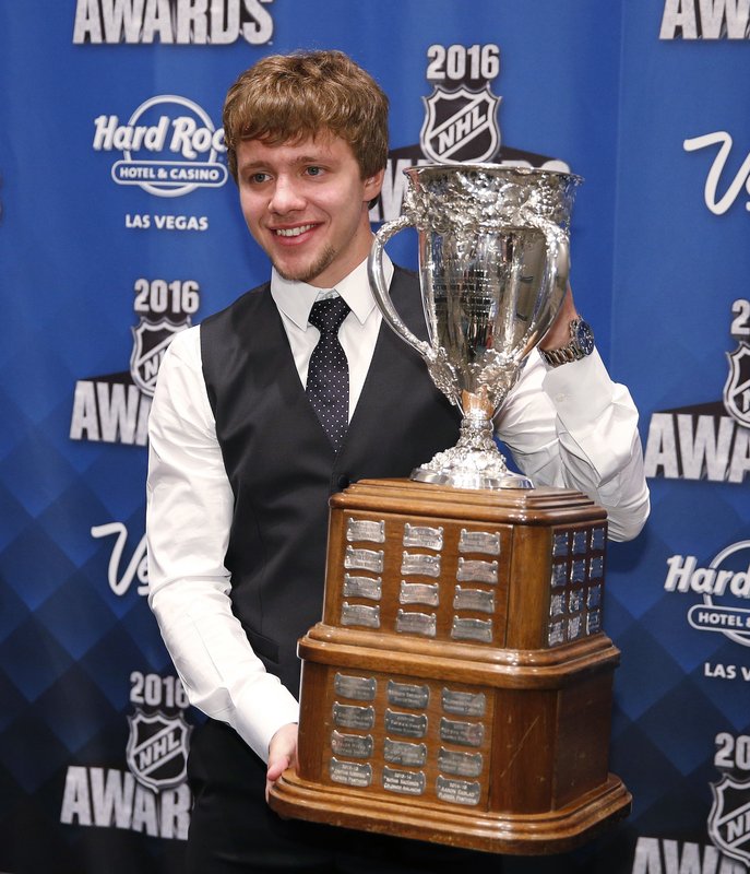 The Latest Kings Anze Kopitar Takes Home Selke Trophy