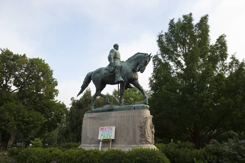 Charlottesville: Cubren monumento confederado con tela negra