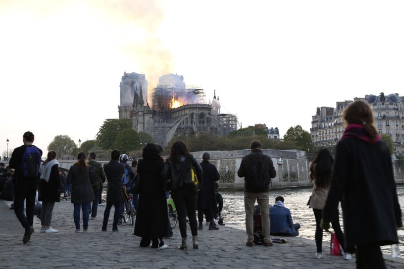 Viendo En Persona Como Arde Un Simbolo En El Centro De Paris