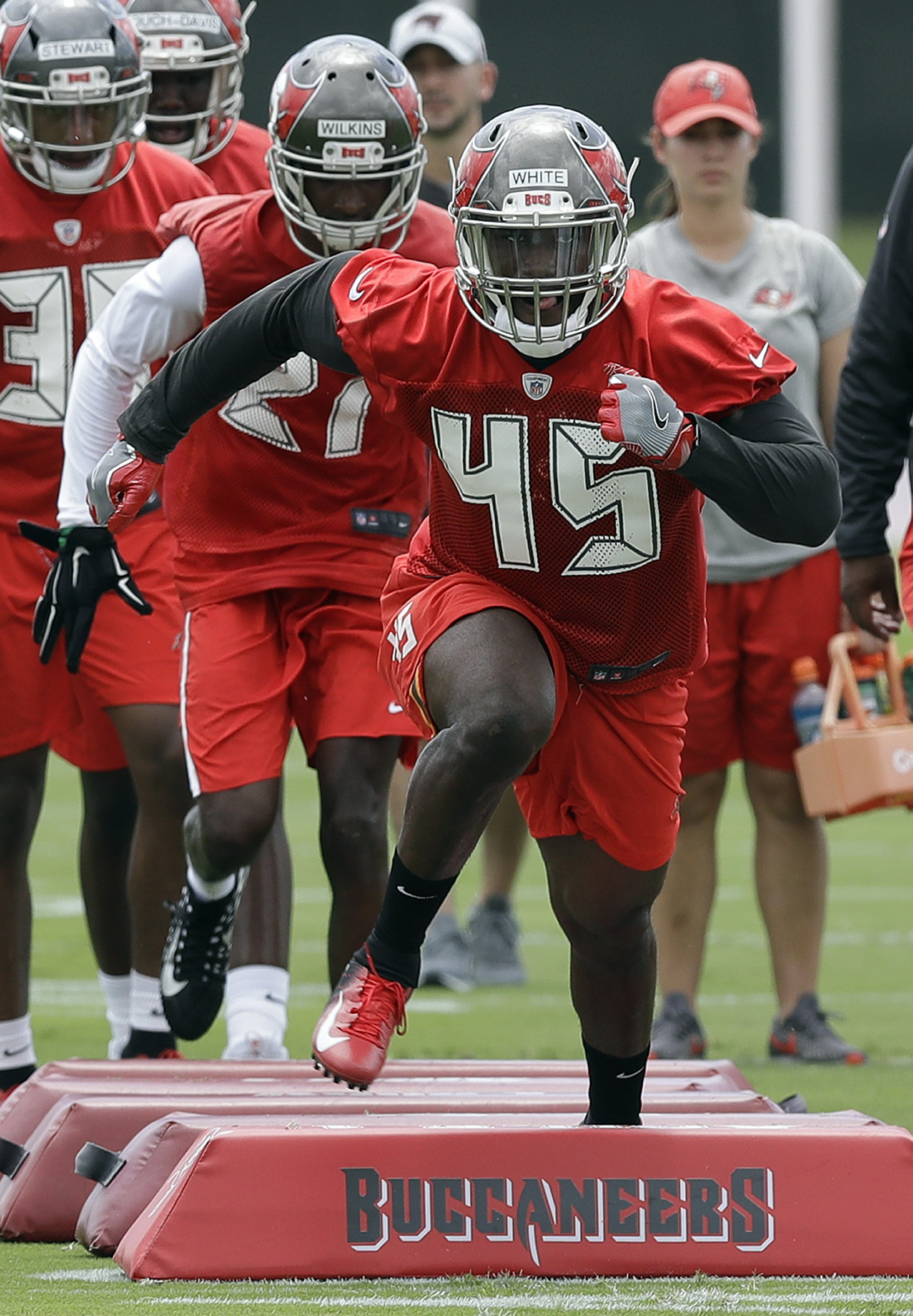 Bucs' 1stround pick changes numbers, hits practice field AP News