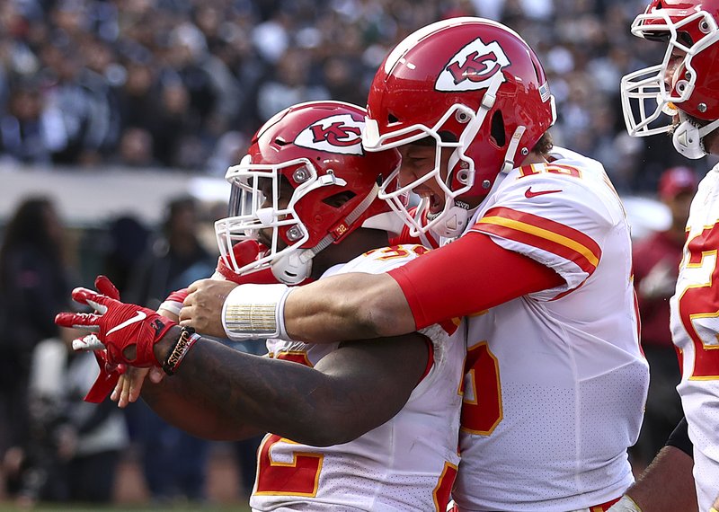 Mahomes Throws 4 Tds To Lead Chiefs Past Raiders 40 33