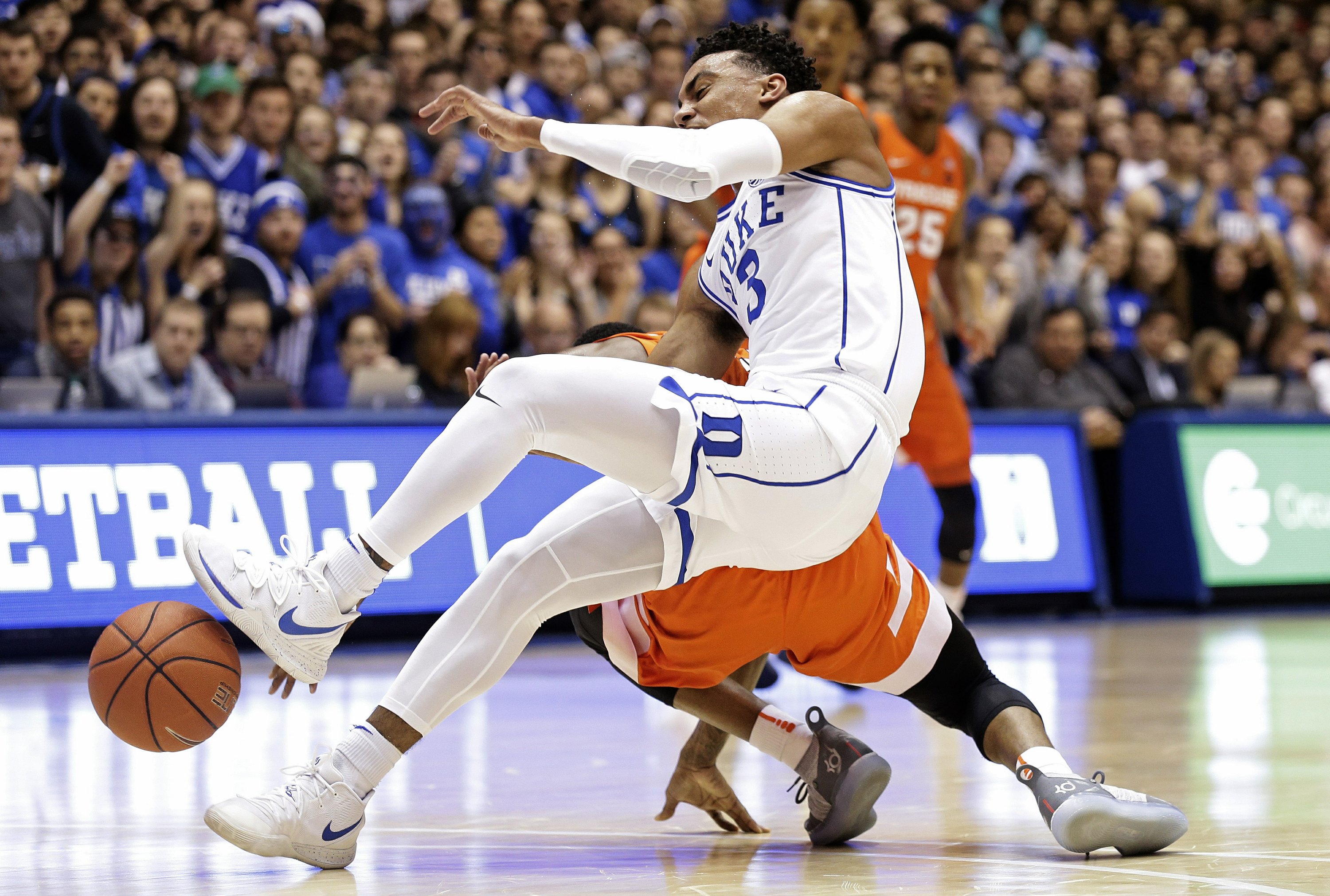 No 1 Duke Loses Pg Jones Indefinitely With Shoulder Injury