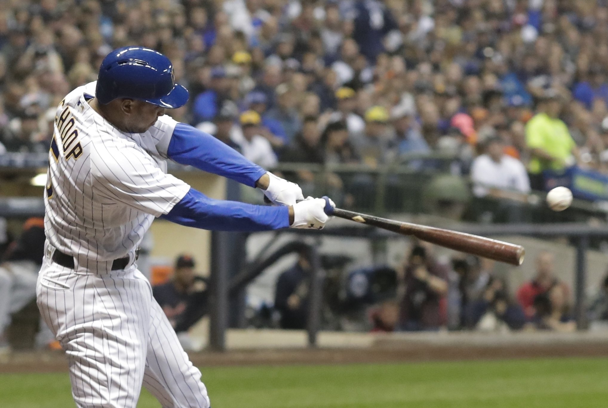 Schoop, Twins agree to $7.5 million, 1-year contract | AP News