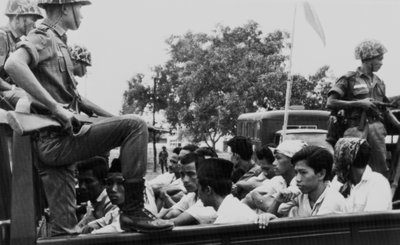 文件 - 在这张 1965 年 10 月 30 日的文件照片中,士兵们看着印度尼西亚共产党 (Pemuda Rakjat) 的青年部成员在一场针对总统的政变流产后镇压共产主义者后被关进雅加达监狱苏加诺政府在本月早些时候。 解密文件揭示了美国政府了解和支持印度尼西亚军队灭绝运动的新细节,该运动在 1960 年代中期的反共歇斯底里期间杀死了数十万平民。 (美联社照片/文件)