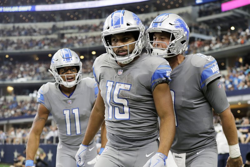 Nfl Notes Lions Tate Helps Woman Girl After Car Accident