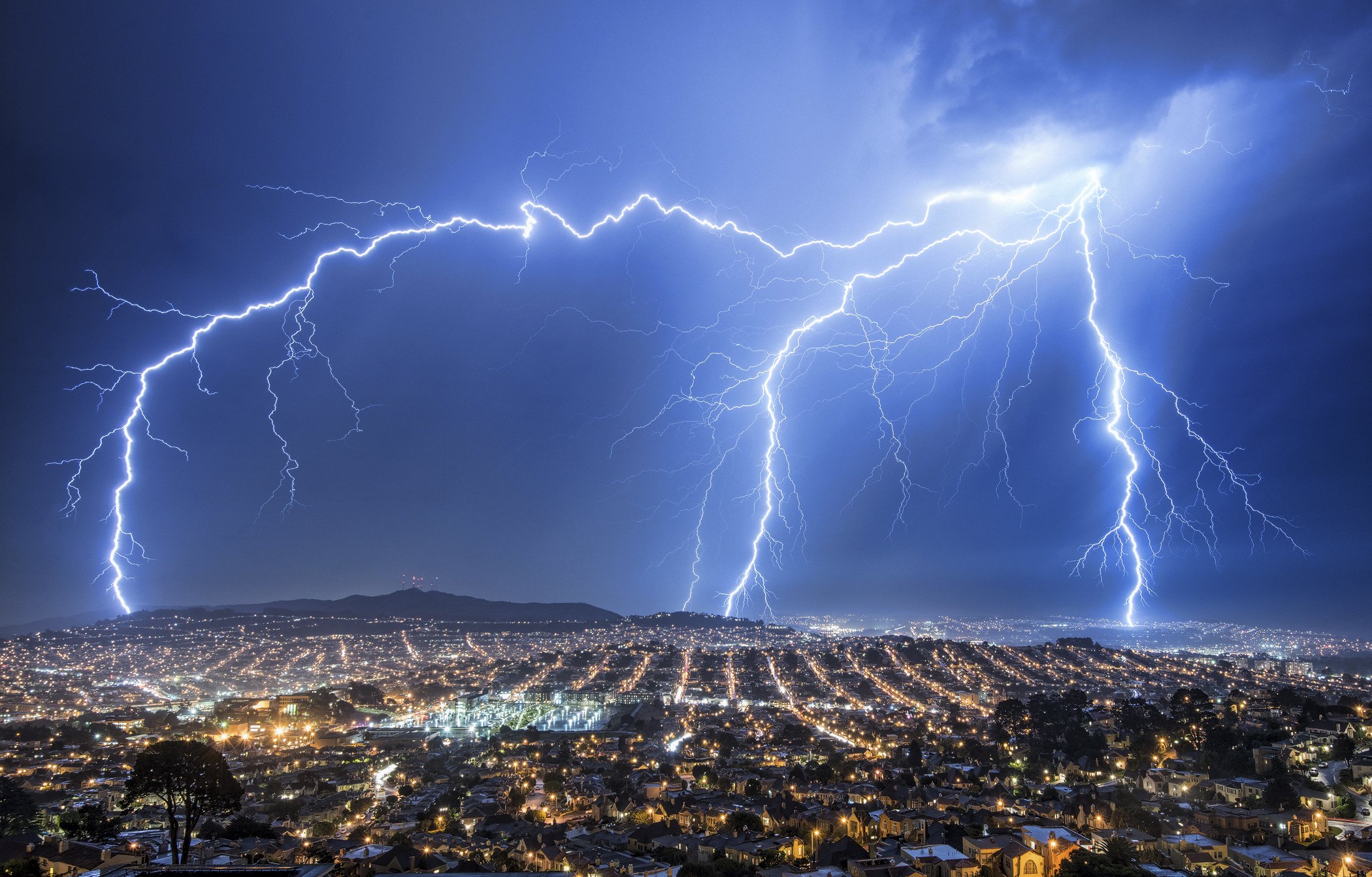 Lighting skies. Раскаты молнии. Молния раскаты грома. Громовая молния. Молния на небе.