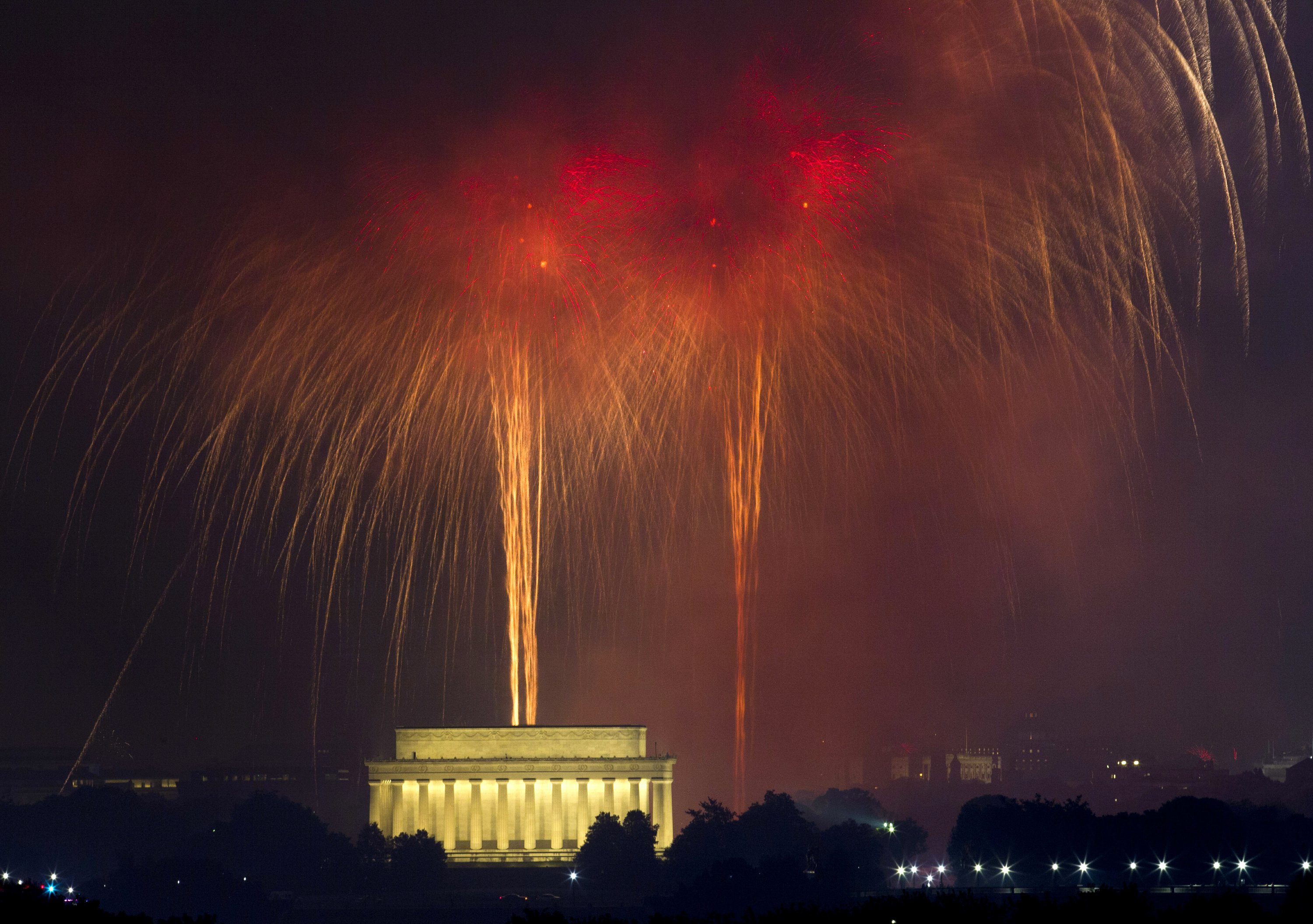 Trump books Lincoln Memorial for July 4th gala he'll host AP News