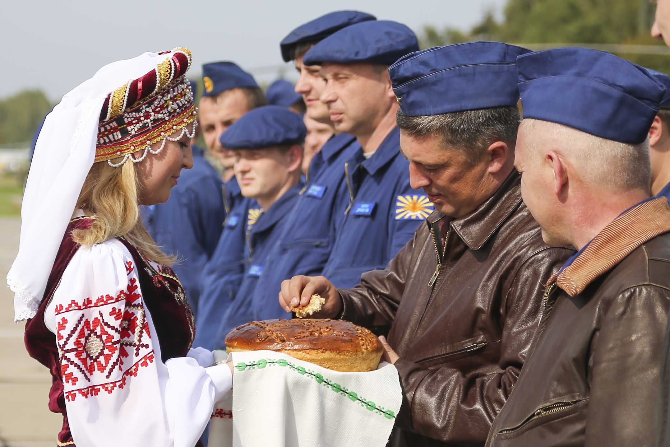 Хлеб соль фото. Встреча с хлебом и солью. Встреча хлебом и солью военных. Белорус с хлеб с солью. Белорусы с хлебом.