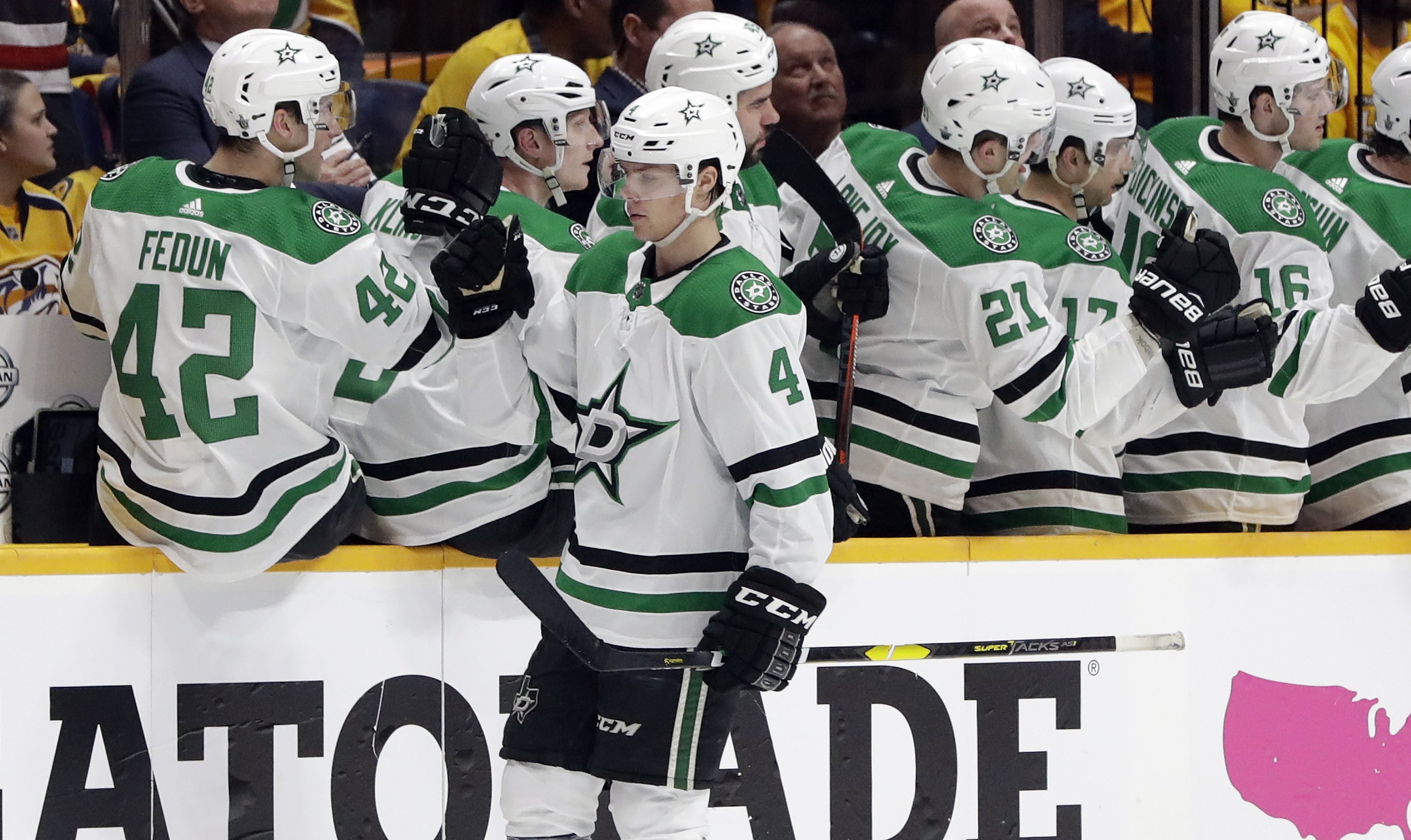 Rookie scores in debut, Stars beat 