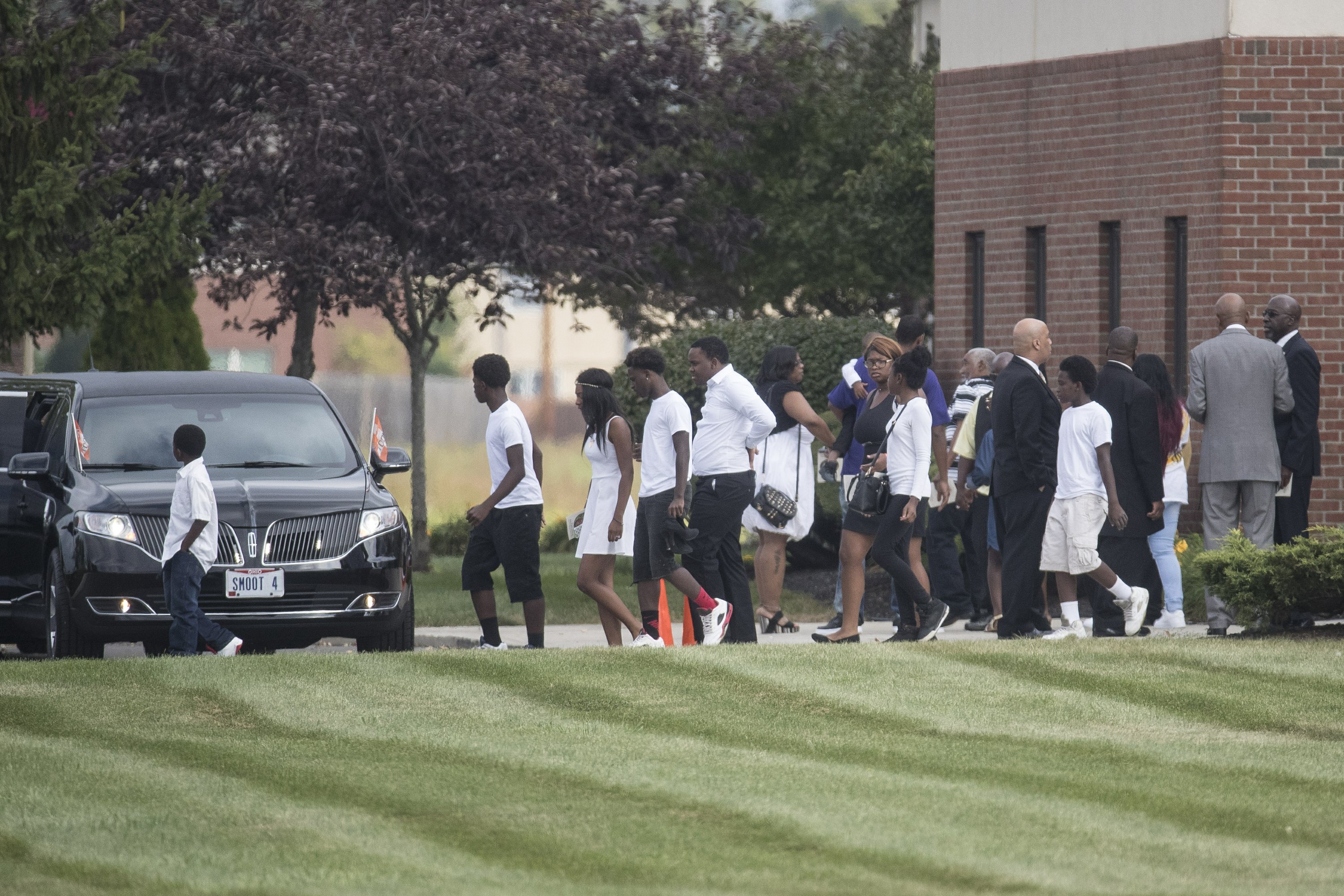 Hundreds at funeral for Ohio boy, 13, fatally shot by police