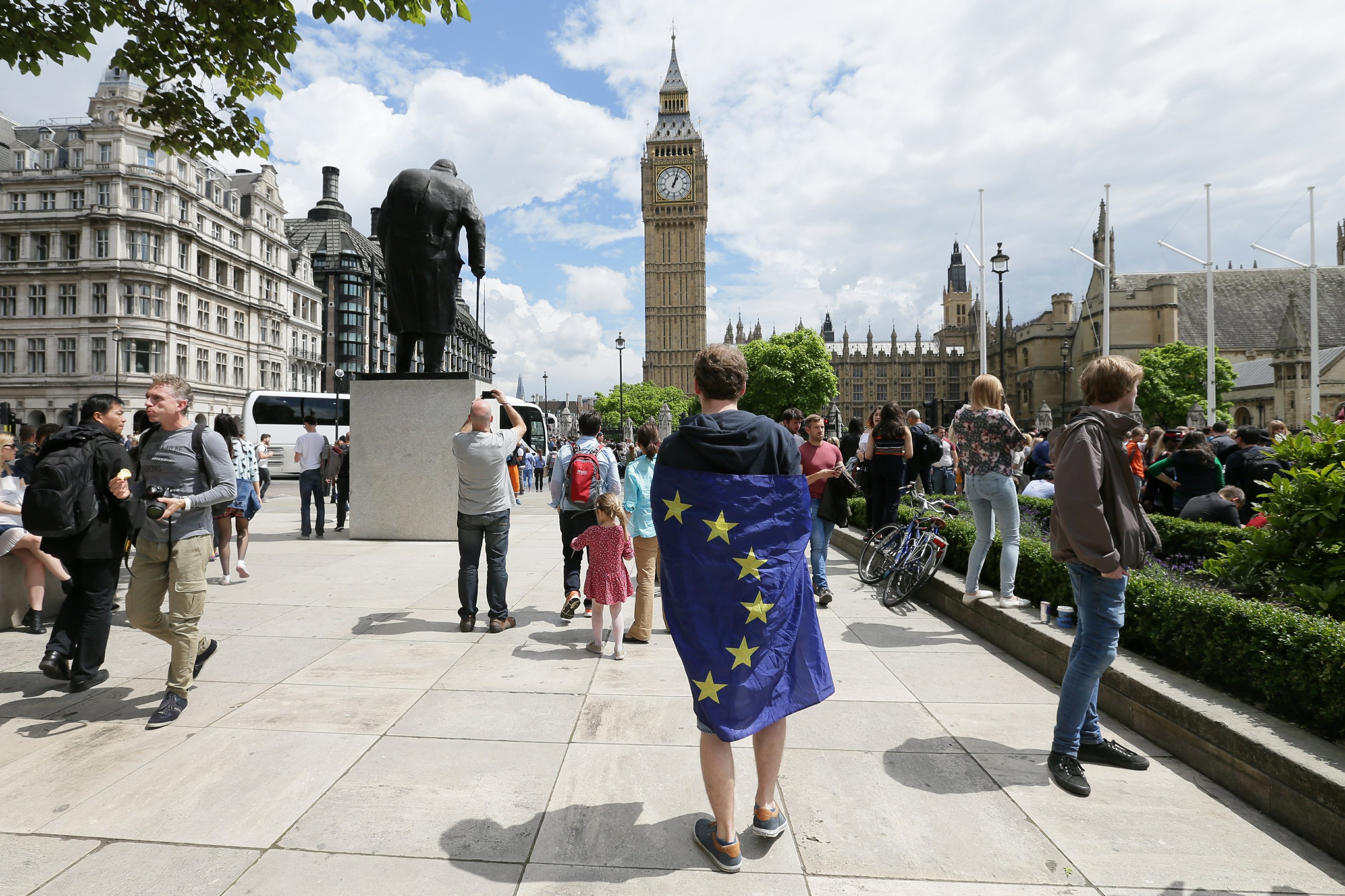 London brussels. Парламентская площадь в Лондоне. Реконструкция площади Лондон. Великобритания открытие границ. Великобритания на самом деле.