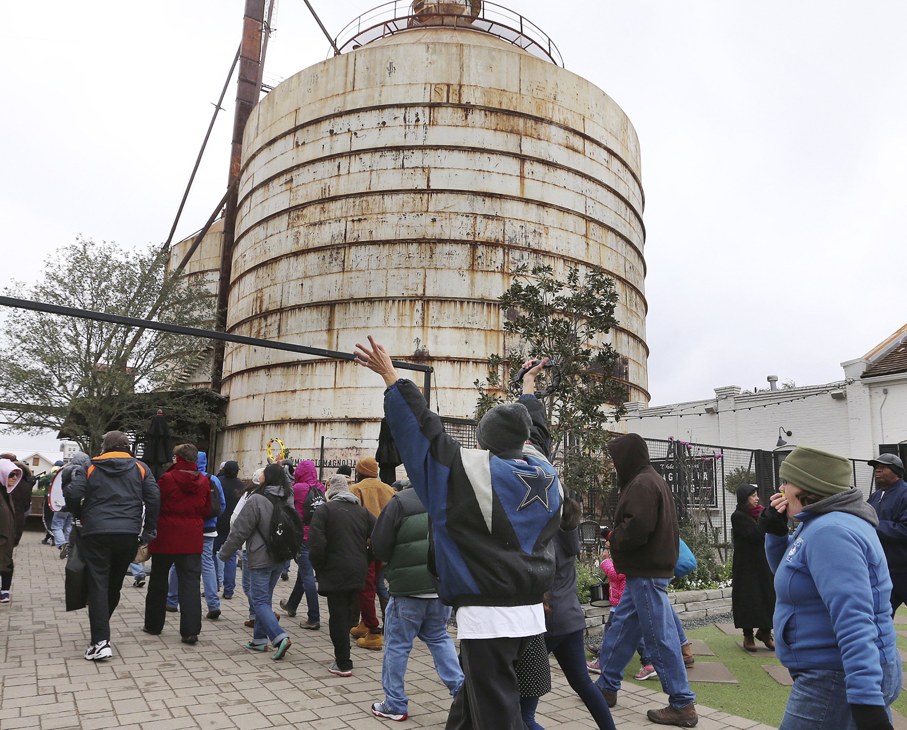 'Fixer Upper' stars Chip, Joanna Gaines at Silos service AP News