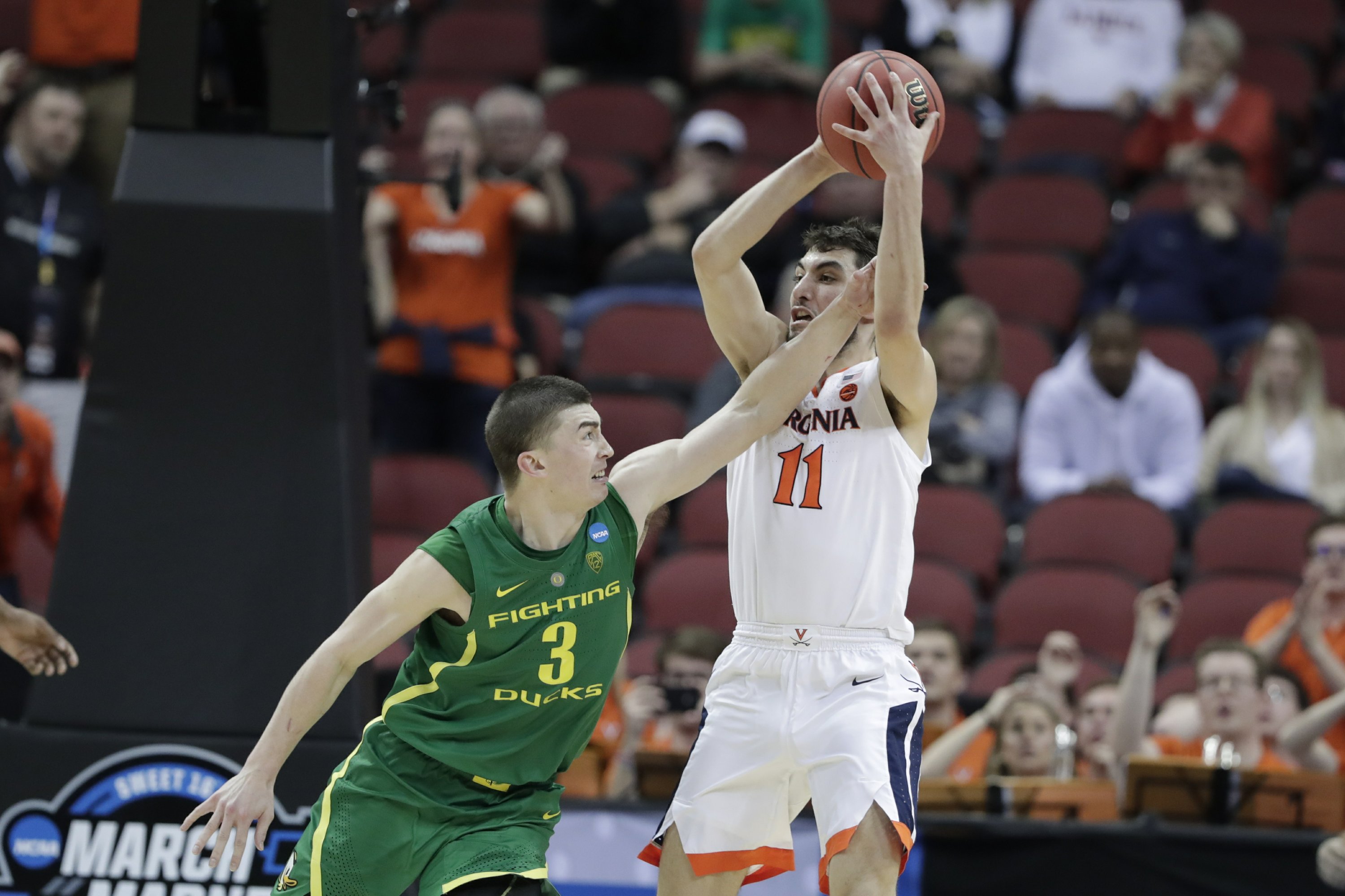 No. 1 seed Virginia outlasts No. 12 Oregon 5349 in NCAAs AP News
