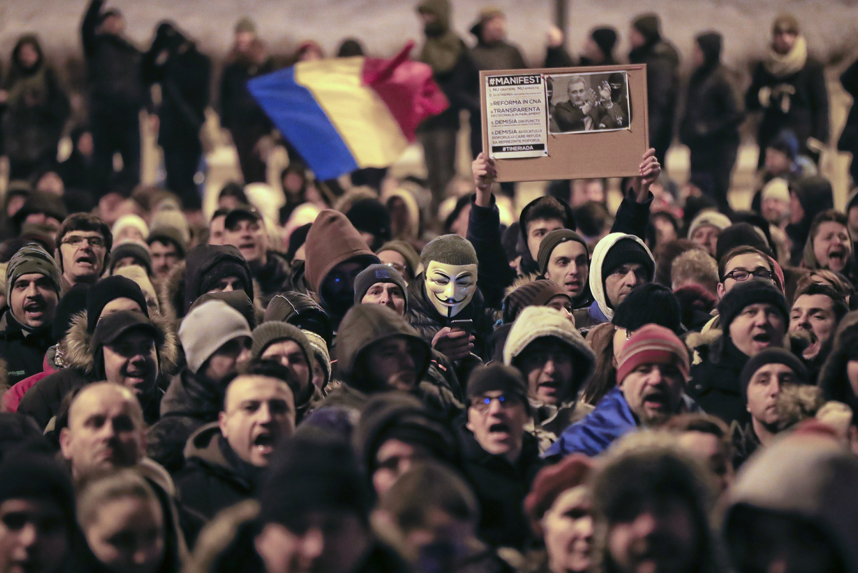 Тысячам граждан. Румыны митинг. Протесты в Румынии набирают обороты: тысячи людей вышли на улицы. 1,234 Млн человек в Румынии ?. Бухарест люди на коленях пакт фото.