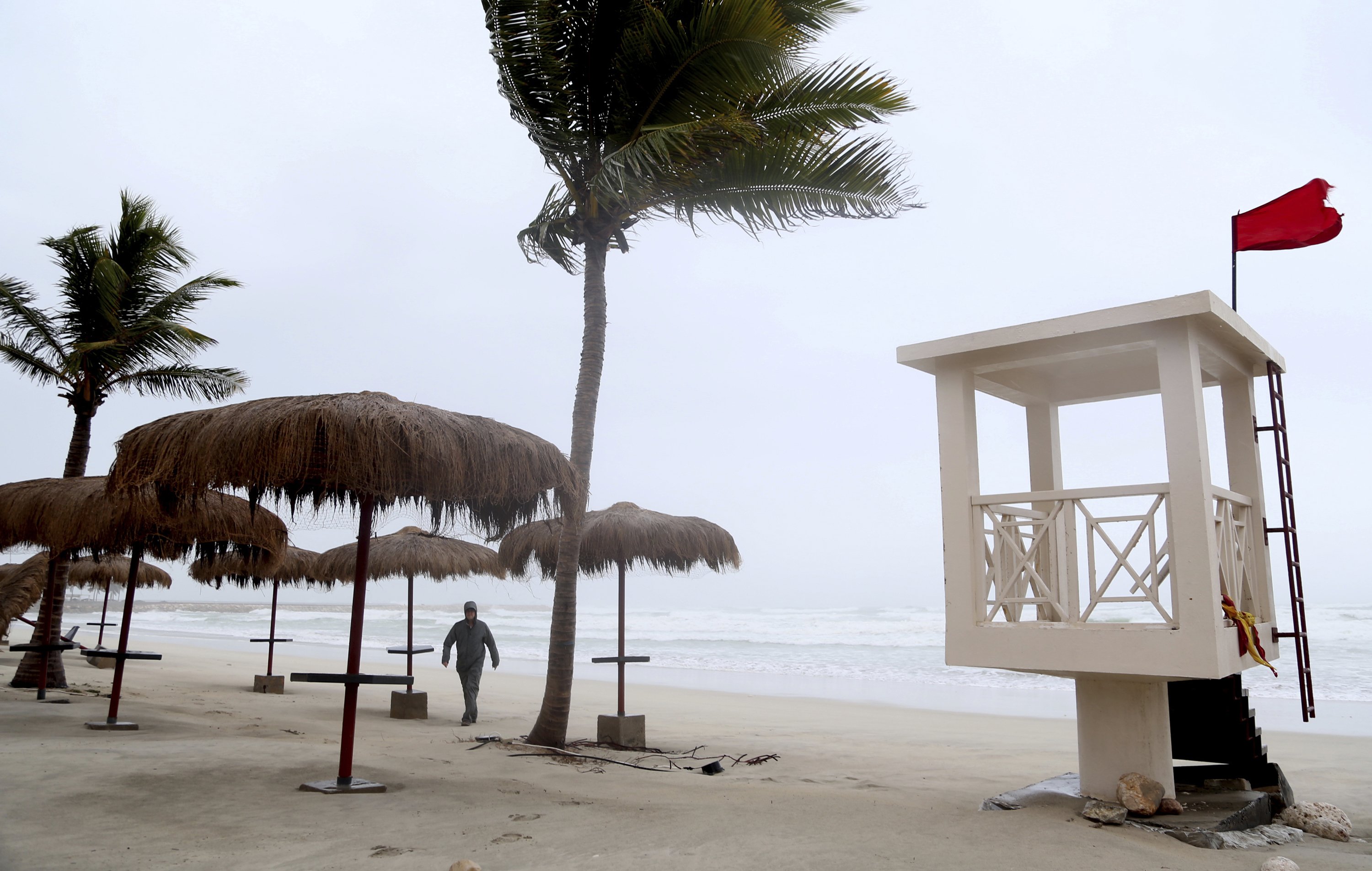 Шторм в эмиратах. Тропический циклон Шахин. Beach Storm.