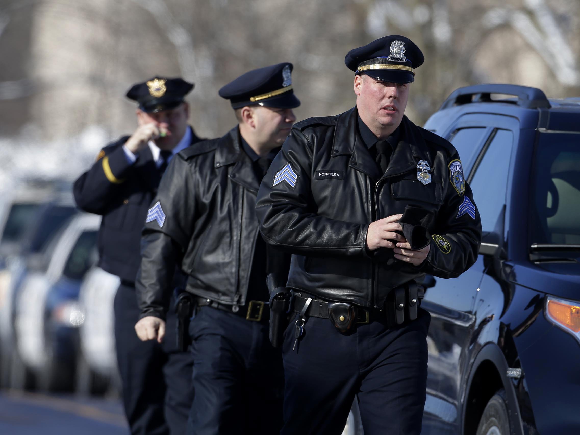 Полиция округа. Milwaukee Police. Полиция Милуоки. Le Police arrived. When Police arrived, the Burgal.