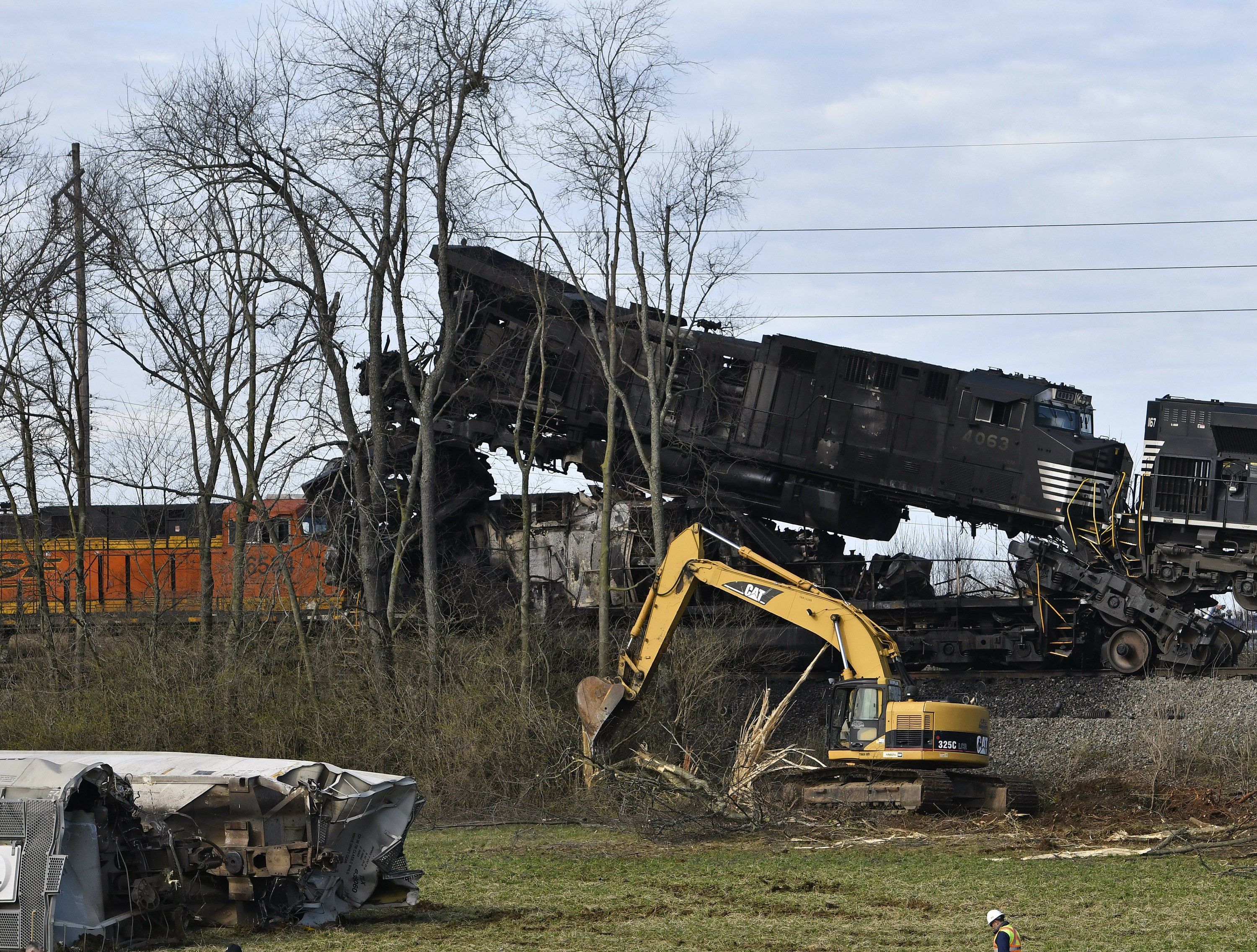 The Latest Norfolk Southern clearing derailed freight cars