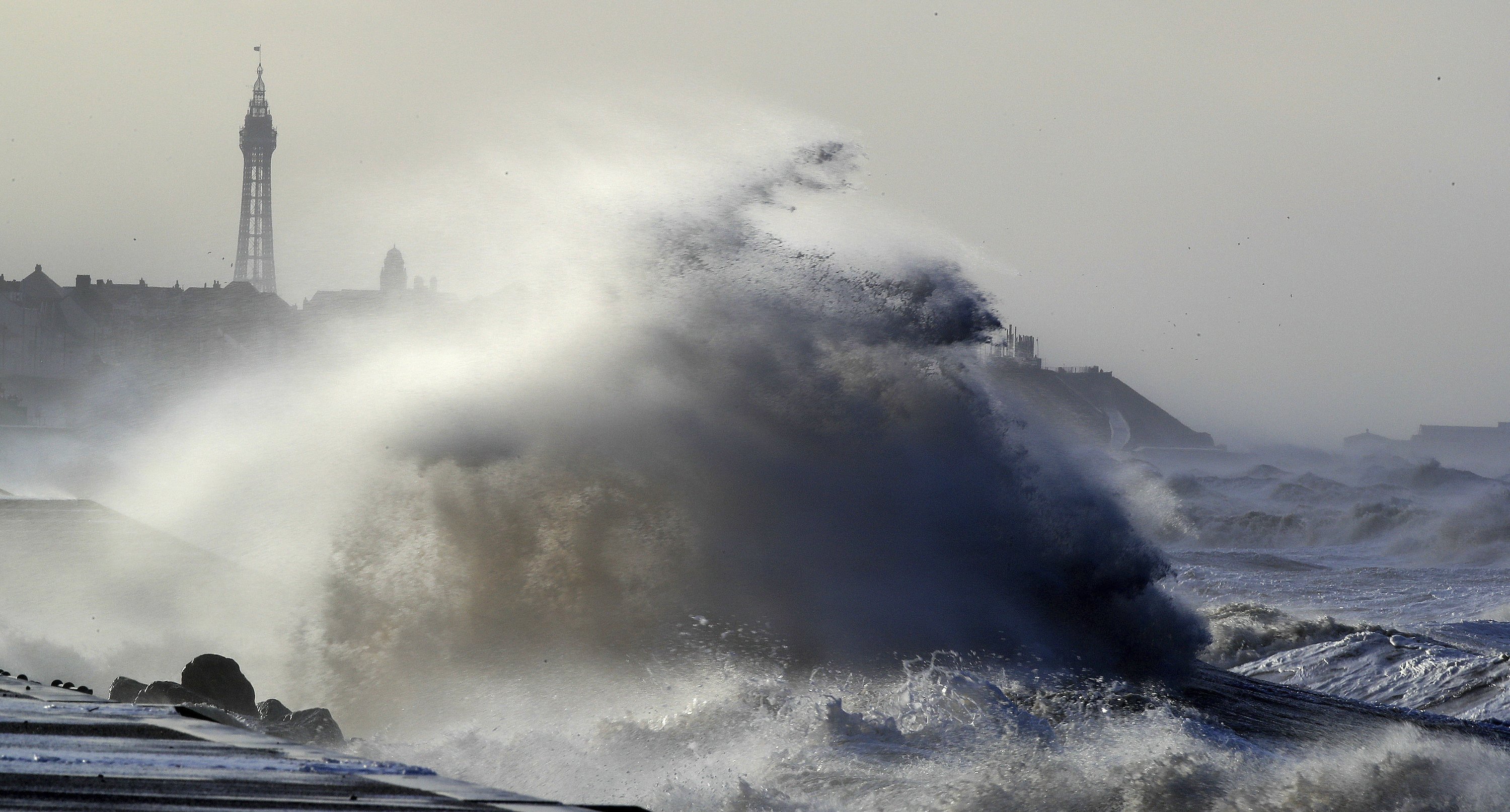 A violent storm with strong winds. Европа шторм разрушения. Severe Windstorm. Sea Wall crashed.