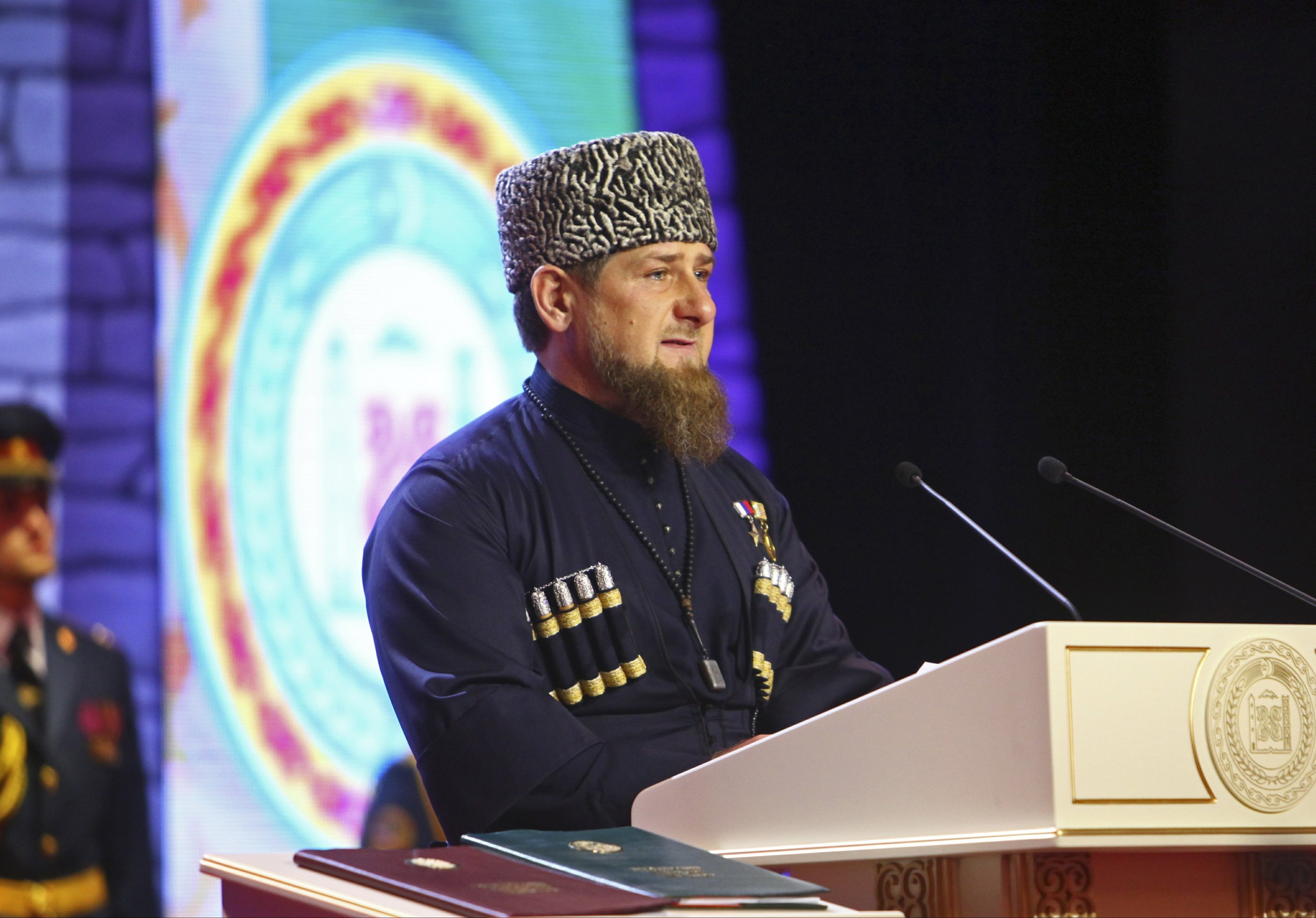 Кадыров в шапке