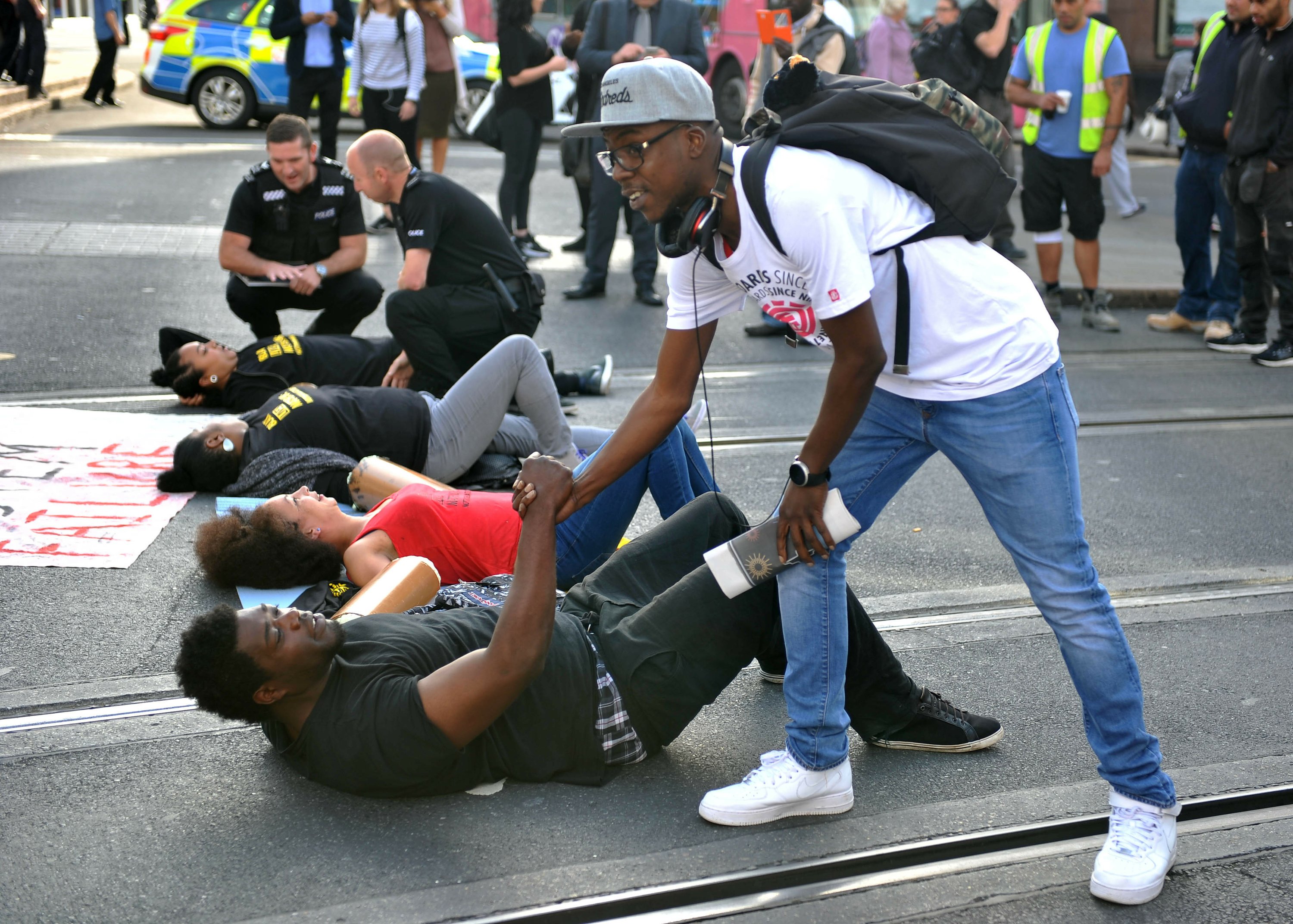 Поступить сильное движение. Черные движений. Black Lives matter. Racism in Britain.