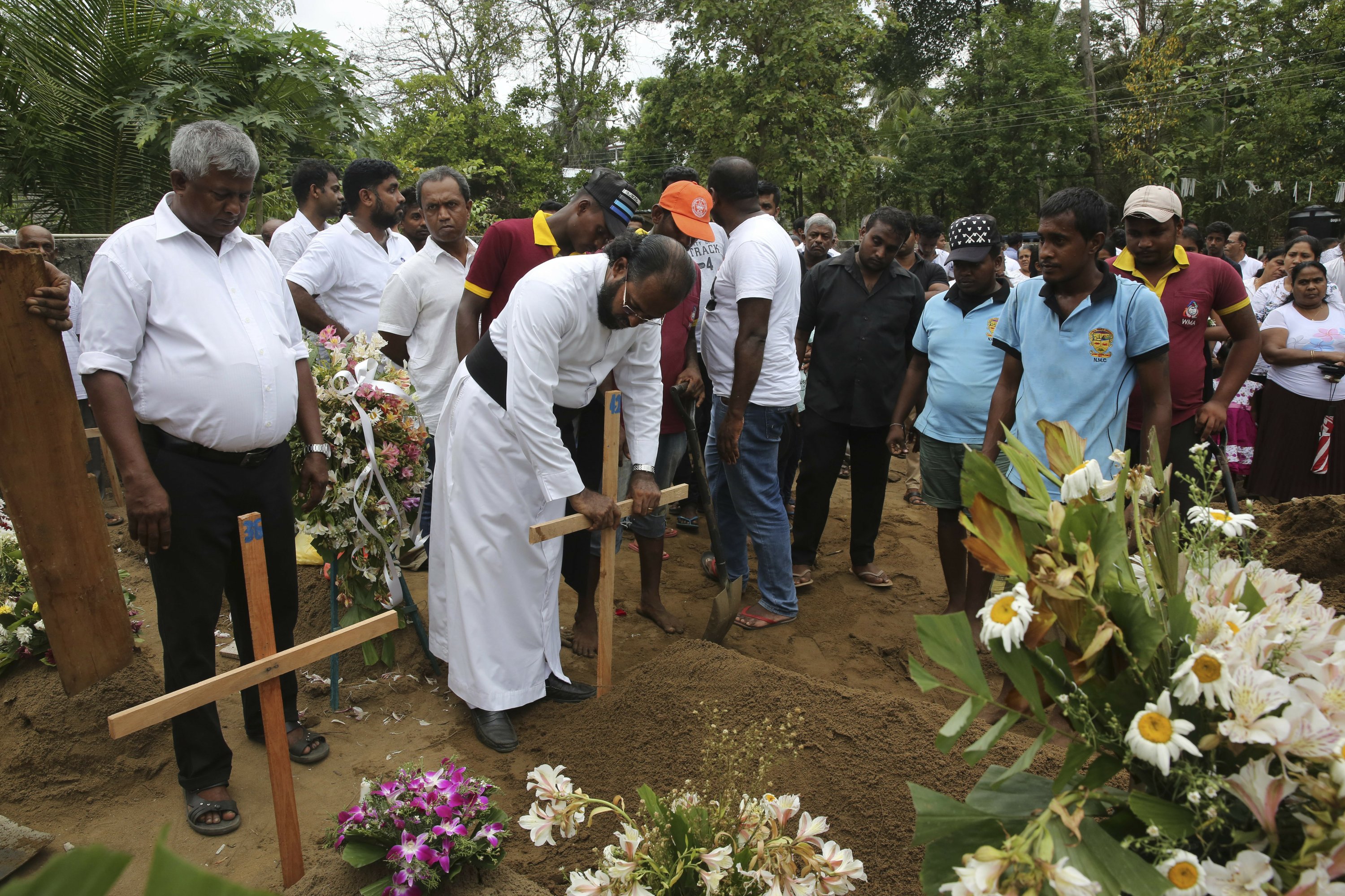 Death toll lowered to 253, Sri Lanka braces for more attacks Death toll lowered to 253, Sri Lanka braces for more attacks