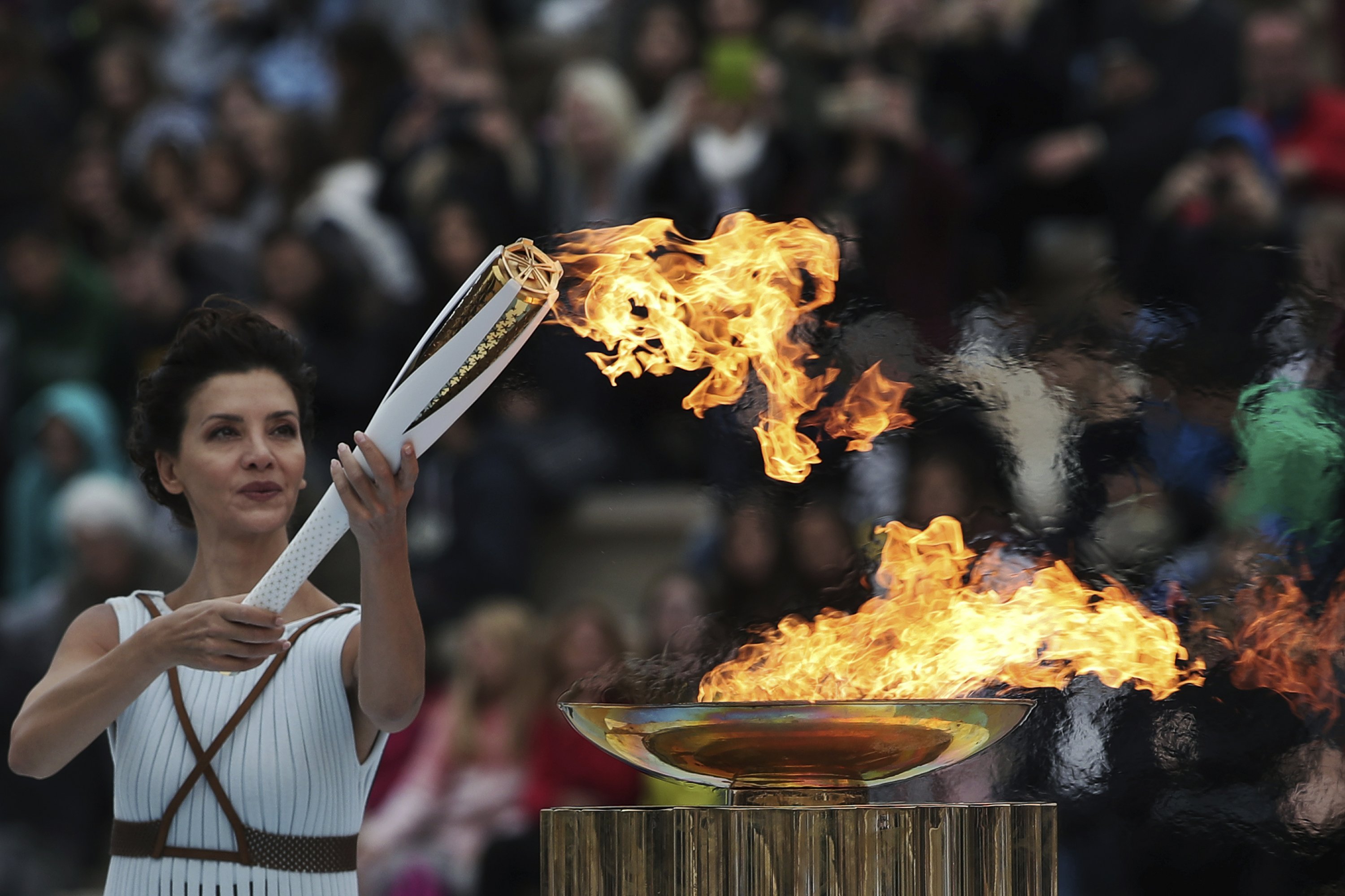 Олимпийский огонь современных игр зажигается