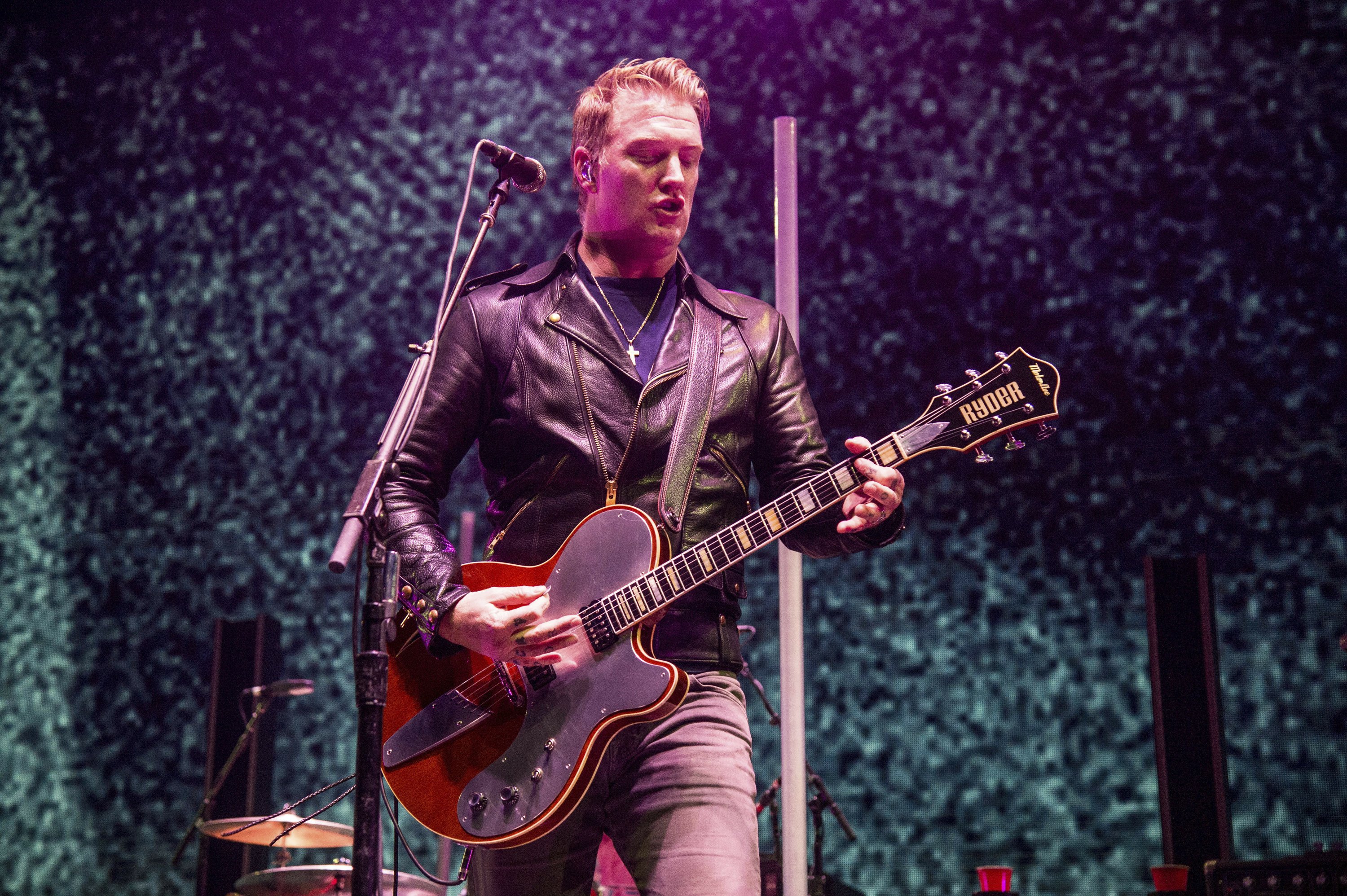 Queens of stone age. Джош Хомме. Группа Queens of the Stone age. QOTSA гитарист. Queens of the Stone age на концерте.