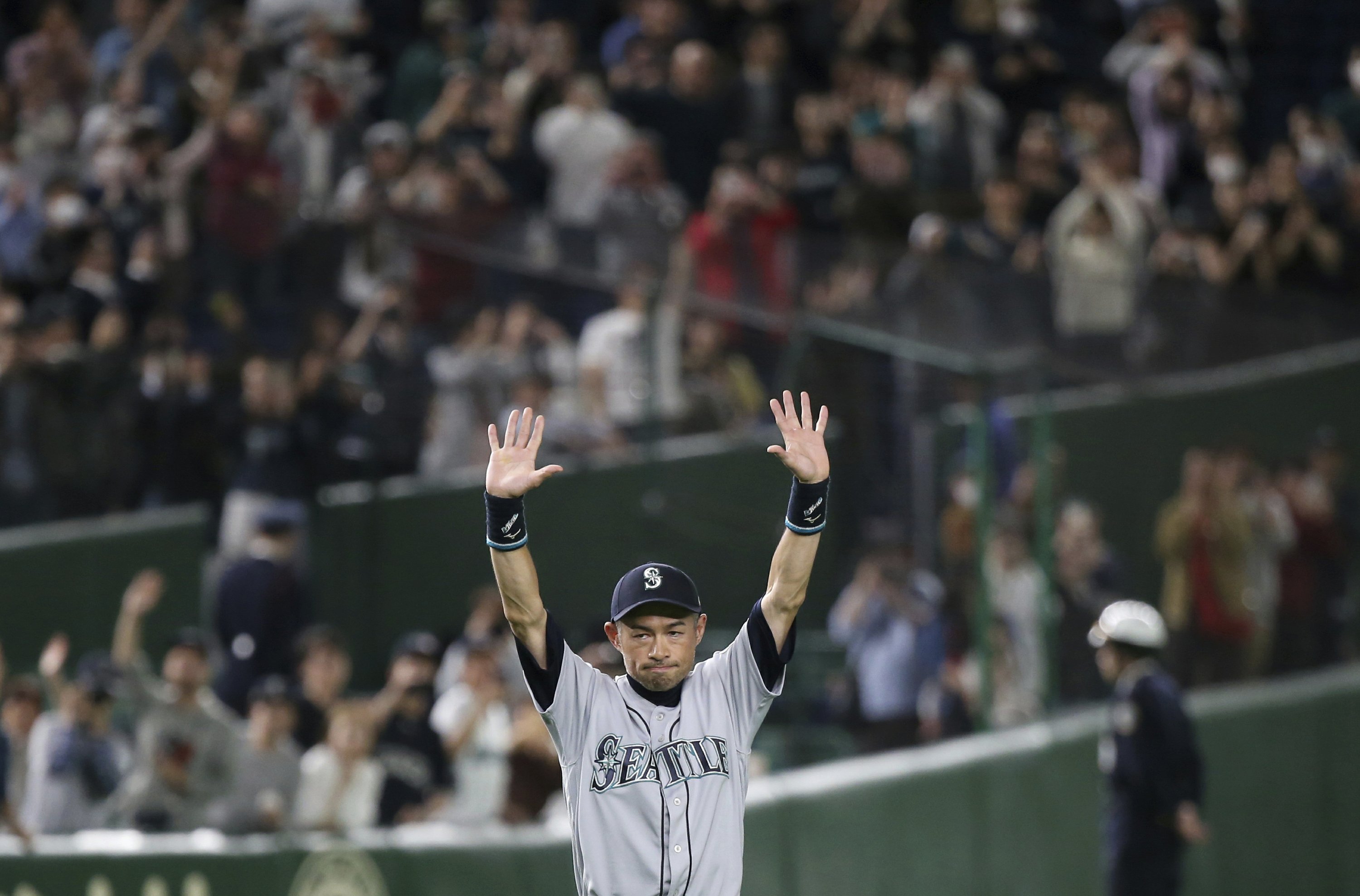 Ichiro walks off into history in 'sayonara' at Tokyo Dome